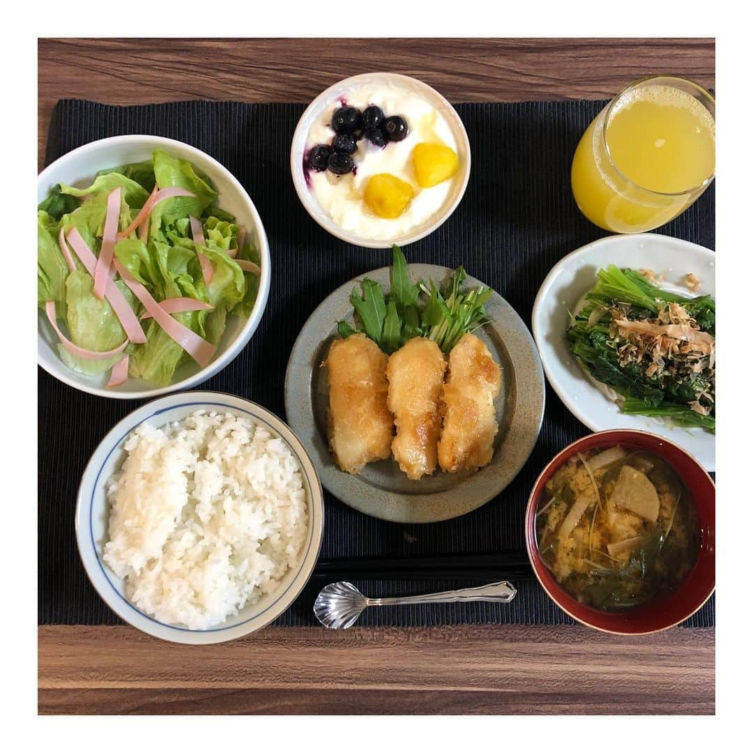 橋本光晟のインスタグラム：「〜ごはん〜  鶏胸肉の甘辛みぞれ煮 ほうれん草のおひたし ハムサラダ 大根と水菜のお味噌汁 パイン100%ジュース ヨーグルト ブルーベリー&パイン 白米 @athfarm_kh  家でトレーニングして栄養補給🍚  #アスリートフードマイスター #自炊 #ごはん #お家時間 #ステイホーム #嫁飯」