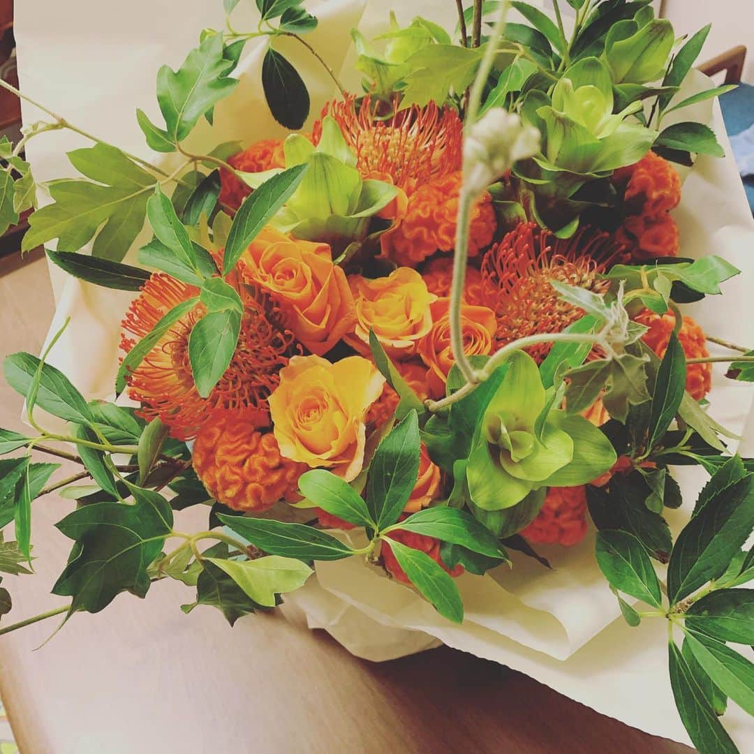 石井講祐のインスタグラム：「皆さん母の日に送るお花はもうお決まりでしょうか？？ 八千代高校バスケ部の同級生でフラワーデザイナーの　@scabi11 が花屋さん応援プロジェクトを開始しました！  イベント毎でなくても奥さんや旦那さんにお花のプレゼントなんかとても素敵だと思います😆こんな時だからこそ心が安らぐかもしれません☺️ 皆さん家にお花のある生活体験してみませんか？^_^  ご注文は　@scabi11 アカウントから もしくはストーリーにもURLをのせておきます！  花農家さんの現状や思いをまとめたnoteもご覧ください https://note.com/okb_hisa/n/nf5f7be68a8a3  #花農家さん応援プロジェクト  #母の日プレゼント #花のチカラ #石井講祐」