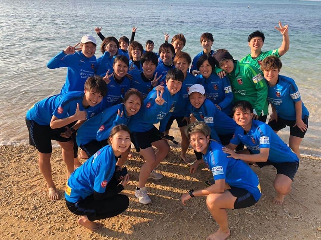 清家貴子のインスタグラム：「リクエストにお答えして﻿ みんなとのお気に入りの写真😆📸 ﻿ ﻿ 沖縄きれいだったなー﻿ 試合懐かしいなー﻿ ﻿ #浦和レッズレディース」
