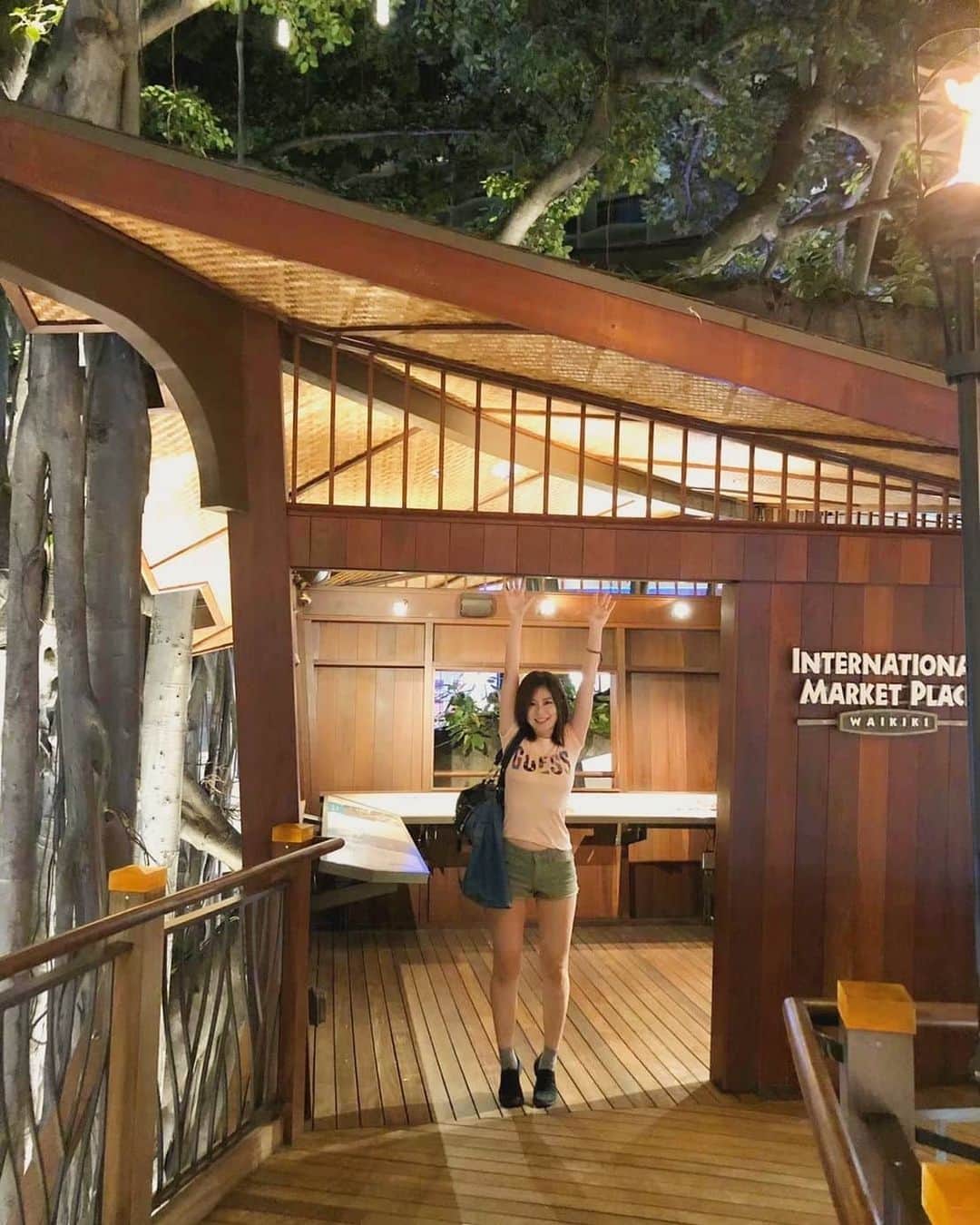 斎藤みどりさんのインスタグラム写真 - (斎藤みどりInstagram)「天井に手が届きそうだと、ついやっちゃいません？背伸びとかジャンプ(笑) あと、私こういう木の上の小屋で暮らしたいな〜。いいな〜っ！！ * * *  #思い出グラム #セルフィー #自撮り #selfie #photographydaily #japanese #hawaii #aloha #smile #girl #旅行 #旅行好き #海外旅行 #treehouse #trip #aroundtheworld #travelphotography #landscape #instalove #travelgram #follow」4月24日 22時33分 - midori31100