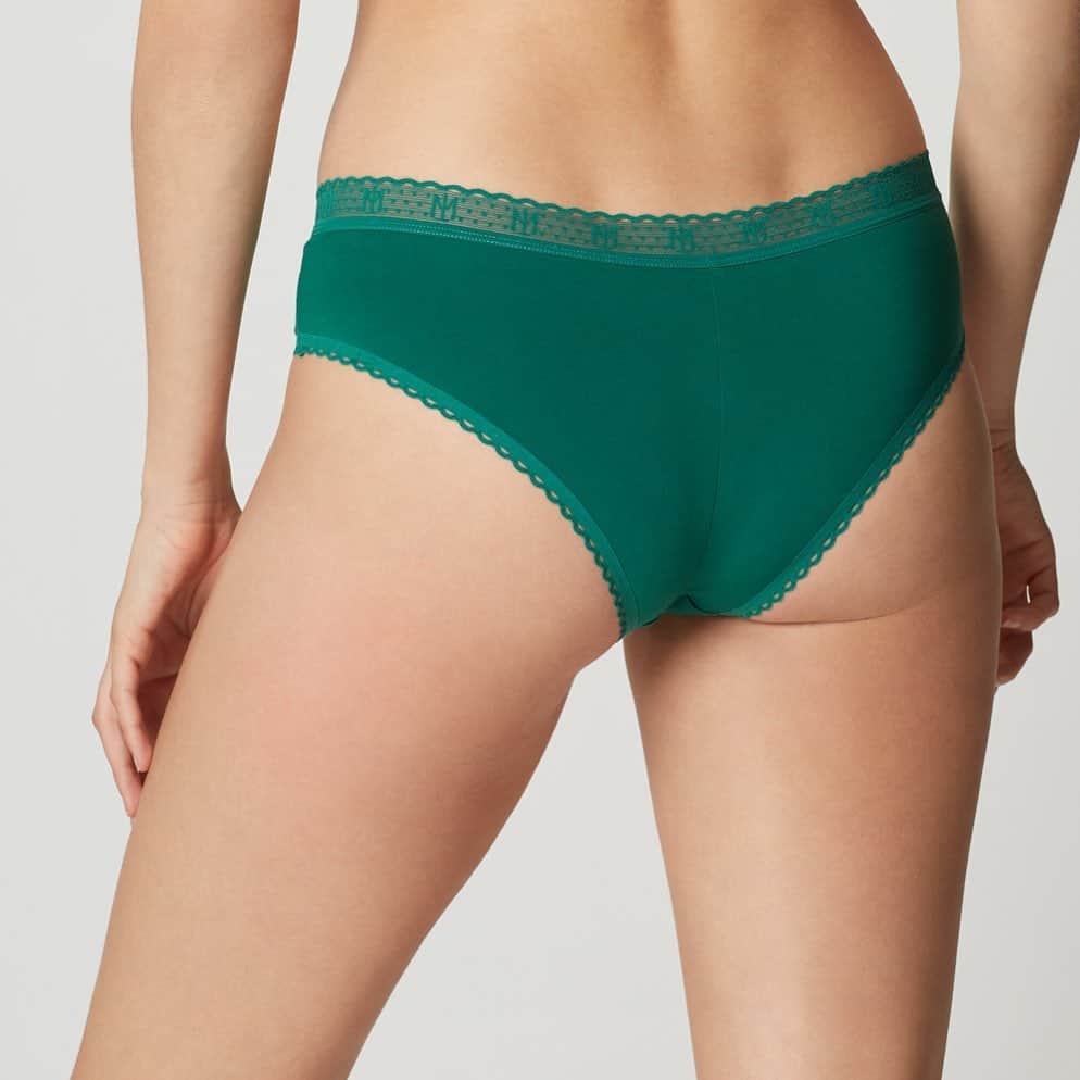 レジャビーのインスタグラム：「Une création écoresponsable et un confort inégalable 🍃 —— an ecoresponsible creation and an unbeatable comfort 🍃 #lapetitelejaby #maisonlejaby #ecoresponsable #fibresvegetale #vert #lingerie #frenchlingerie」