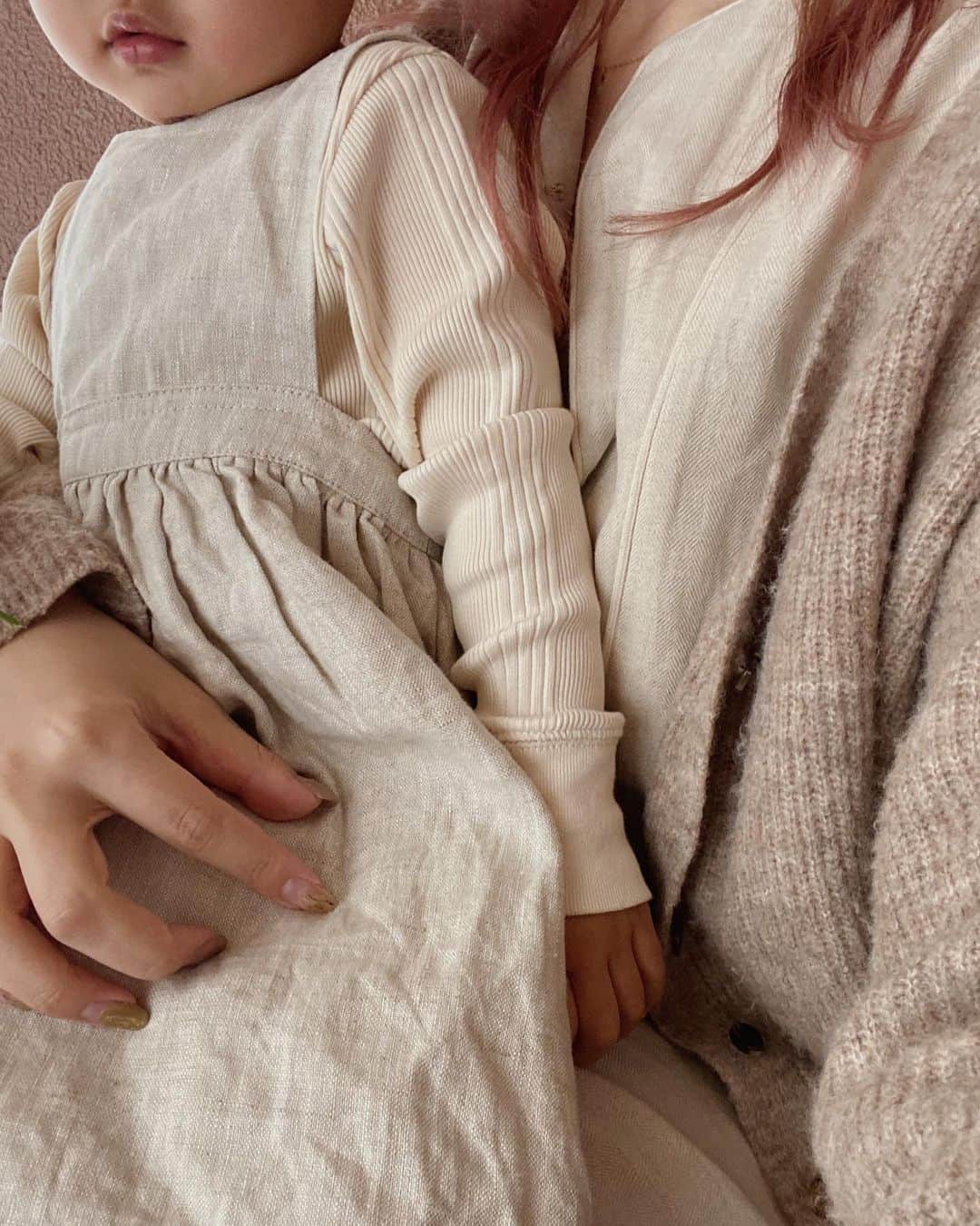 目見田早弥子のインスタグラム：「| 🌨 娘と同じ雰囲気のお洋服だった時の🦔」
