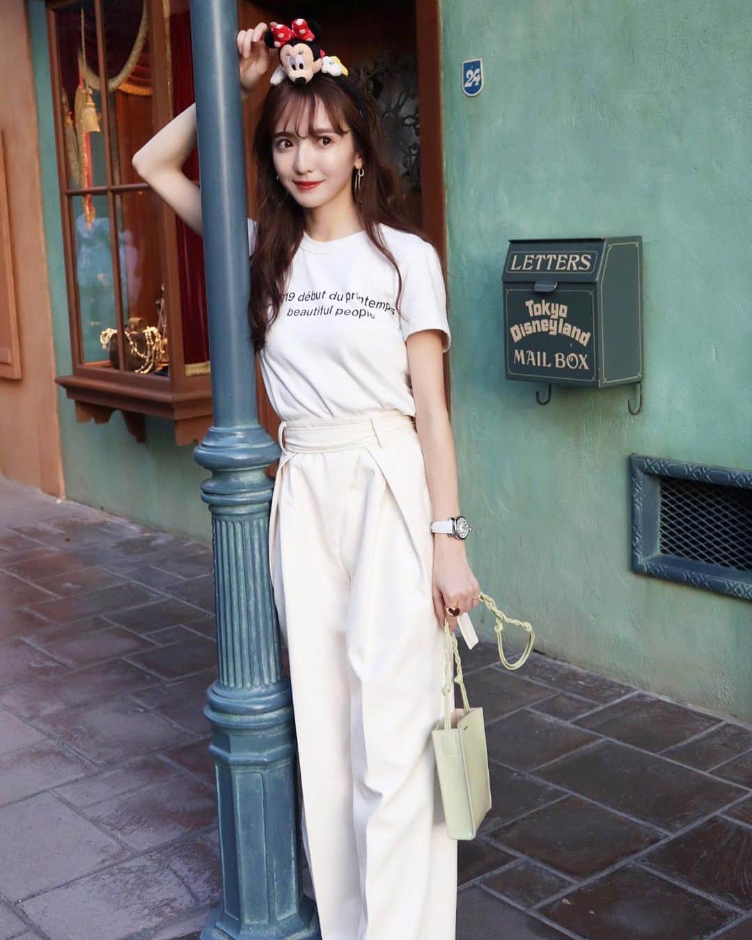 平木愛美のインスタグラム：「お天気がよくて、温かくて、幸せーーーーー！な気持ち。 そんなお昼でした。🌞🧡 当たり前のようで当たり前じゃない、奇跡みたいな日々に、たくさん色んなことを感じてる。  今夜は美女と野獣を観ながらさらに、happyな夜を過ごしてます…💕🌜 . 写真はいつかのディズニーランド。いつかまた訪れられる日を楽しみに、今をしっかり、過ごそう🏰！！！❤️ . disneyってなんでこんなにもきゅんとワクワクとさせられるんだろーね🧚‍♂️ . 皆さんDisney DELUXE入ってますか？？ netflixみたいなかんじで、色んなディズニーの映画やアニメが観られて おうち時間にも、 とっっってもオススメです💞🧜‍♀️🧞‍♂️ #stayhome #disney #disneydeluxe」