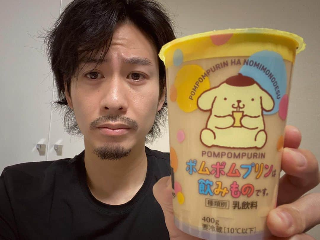 谷遼のインスタグラム：「今日は浮気してファミマで見つけた。  ポムポムプリンは飲み物だったみたい  #1日1糖 #今日の甘味 #ファミリーマート #ポムポムプリン #スイーツ #コンビニスイーツ #ポムポムプリンは飲み物です #プリン #髭 #風呂上りではない  #ポムポムプリンのことはあまり知らない #パッケージ買い」