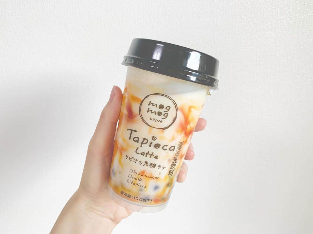 八木沙季のインスタグラム：「🥤🥤 . セブンイレブン限定の 黒糖ミルクタピオカ♡♡ めっちゃおいしかった！！ でもお店のタピオカも早く飲みたいなあ🥺 .」