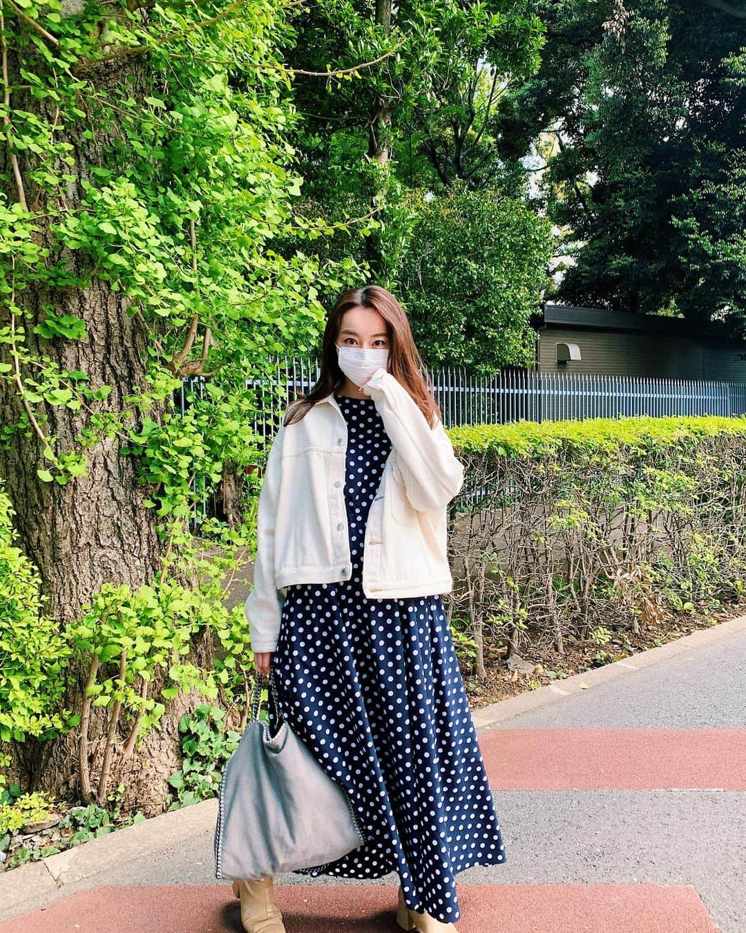 小祝麻里亜のインスタグラム：「あっという間に週末ですね！4月も気がつけば残り僅か。大切に歩まないと☺️🌷　みなさんもお元気でいらっしゃいますか？  写真はいつかの外出(買い出し)タイム☺️🌱🌱 ． ． ． denim jacket. @urvin_official  one-piece. @seventenbymihokawahito  bag. @stellamccartney  shoes. @lagunamoon_com ＿＿＿＿＿＿＿＿ #outfit #coordinate #look #instafashion #셀스타그램 #얼스타그램 #코디 #스타일링 #데일리 #데일리룩 #오오티디  #コーデ #春コーデ #マスクコーデ」