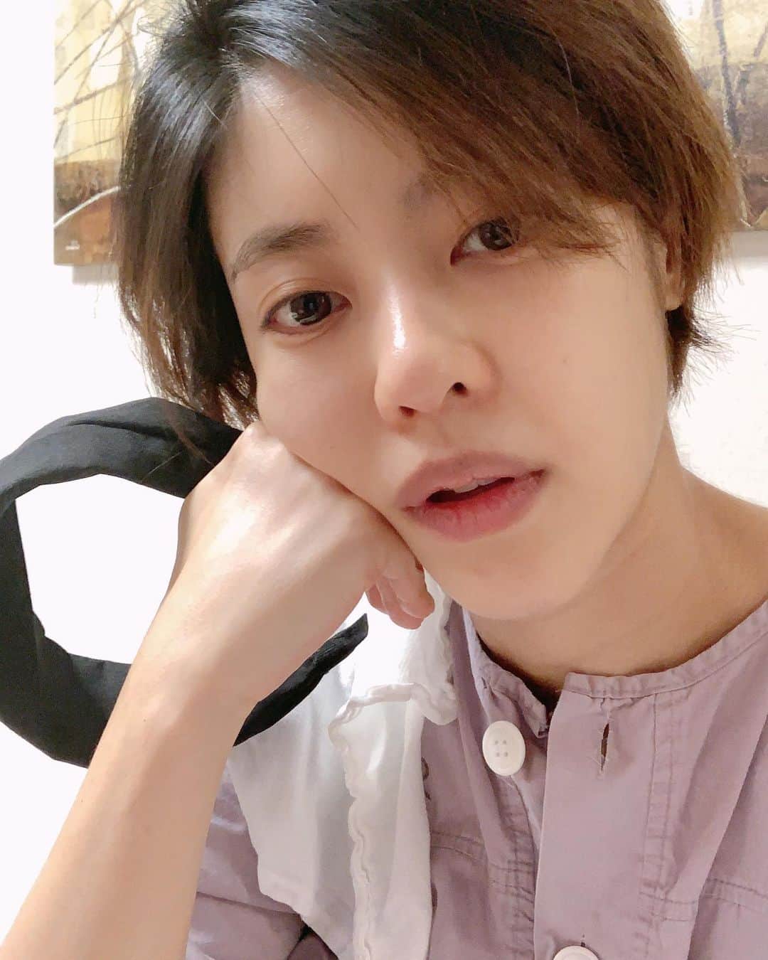 イ・ユンジのインスタグラム：「빠졌다#수유의늪ㅡ #단추잠그고잠들면다행#어깨에그녀가남기고간손수건#언제부터거기있었니#일단좀만자자#라돌 D+8」