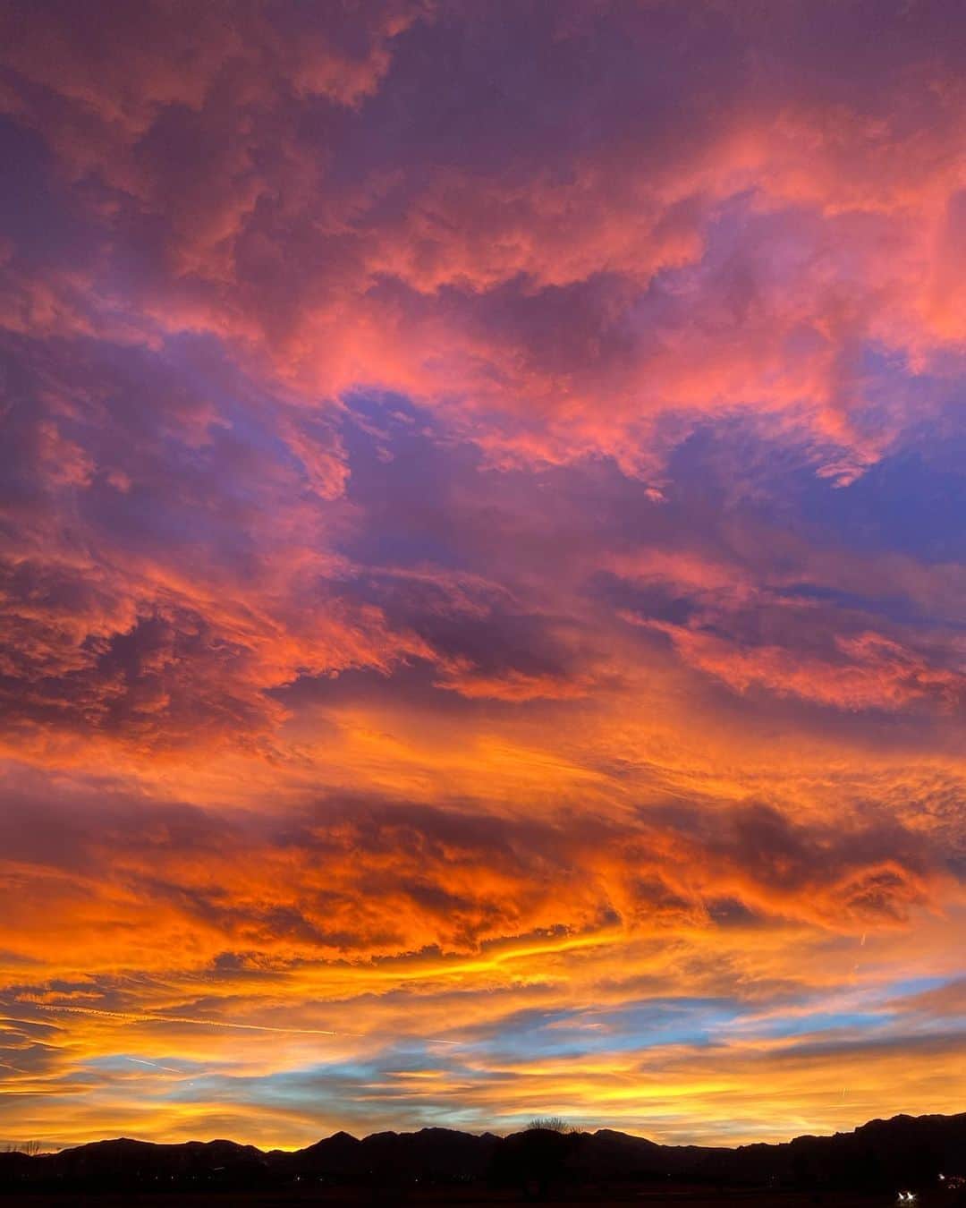 ポール・ロビンソンのインスタグラム：「A few days late for earth day... but wow. We are lucky to live in such a beautiful place! Sunset over Boulder, CO a few months back. Hoping for some more of these this summer!」
