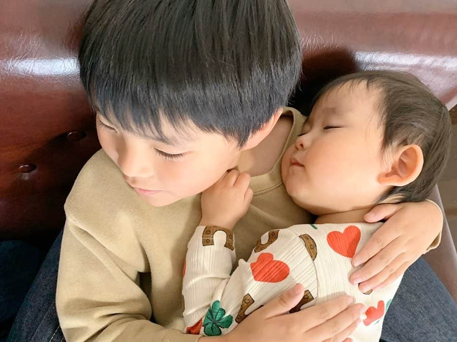 のインスタグラム：「小さなパパ👦🏻💘👶🏻 👦🏻が 抱っこしながら TV観てたら…寝ちゃった🥺💕 * おうち時間が増えて、にいにの 腕の中で お昼寝する事も 増えたなぁ🥰💤 * #おうち時間#ほっこり#日常#お昼寝#寝顔#3兄弟#兄弟#寝顔#2歳0ヶ月#仲良し#stayhome」