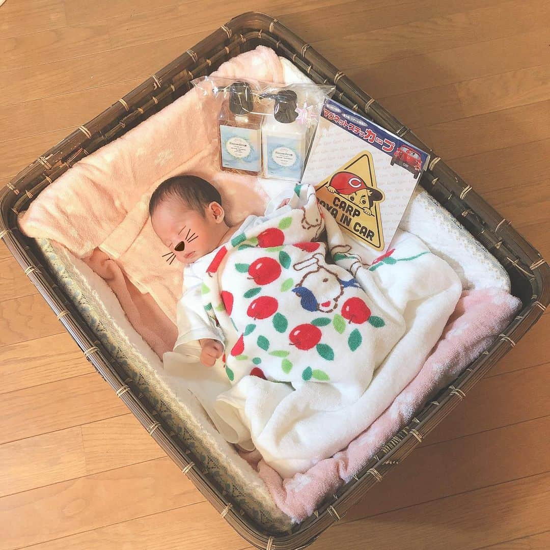 うえむらちかさんのインスタグラム写真 - (うえむらちかInstagram)「うちの籠入り娘をご紹介します🧺👶﻿ ﻿ #HelloBaby﻿ ﻿ お姉ちゃんの出産が終わって﻿ 実家で子育て奮闘中です💓﻿ ﻿ お姉ちゃんが出産した次の日から﻿ コロナウィルスの影響で﻿ 旦那さんの立ち会い・付き添いもNGになったと聞きました、、﻿ 心細い妊婦さんも沢山いるかもしれませんが、無事に出産を終えられるのを祈ると共に…﻿ ﻿ 産まれたべびちゃんはぶち可愛いので﻿ 頑張ってください‼️🤤﻿ ﻿ ﻿ 今日は﻿ 祖母&母&叔母（私ね）と﻿ 3人がかりで笑﻿ 初めての沐浴を行いました🛁﻿ ﻿ ﻿ この日の為に探しておいた﻿ 赤ちゃんにも使えるシャンプー﻿ とカープレジャーシート（汚れ防止）﻿ をプレゼント🧴🎁﻿ ﻿ ﻿ 🌱🌱🌱﻿ ﻿ S.Dオーガニックシャンプーwith Kids　﻿ 容量：300ml﻿ ピーチ&アプリコットの香り🍑﻿ ﻿ S.Dオーガニックトリートメント　﻿ 容量：250g﻿ ホワイトジャスミンの香り🌿﻿ ﻿ 🌱🌱🌱﻿ ﻿ ﻿ ぶち可愛くてすでにカメラフォルダはべびちゃんでいっぱい👶👶👶💕﻿ 明日の成長も楽しみ💓﻿ ﻿ ﻿ #シャンプー #Baby #出産祝い﻿ #オーガニックシャンプー﻿ #子どもと一緒に﻿ #赤ちゃん #赤ちゃんお風呂  #赤ちゃんにも使える ﻿#赤ちゃんのいる生活  #親子のハッピーお風呂タイム﻿ #busy_and_happy﻿」4月24日 22時55分 - uemurachika