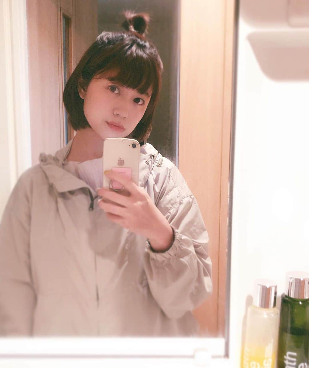 渡辺梨夏子のインスタグラム：「ちっちゃいお団子しがち。「りぼん」に出てくる女の子っぽいって言われたけど、ほんと？（笑）美容院にも本当は行きたいなー。みんなGW何して過ごしますか？🐥 #ひとりごと#めも #おうちじかん #GWは韓国語の勉強 #しちゃおうかなって #最近のスキンケアはね #アスレティア #めちゃ良い感じ」