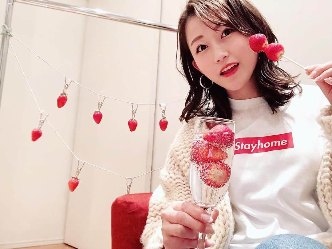 津田麻莉奈さんのインスタグラム写真 - (津田麻莉奈Instagram)「今日は休肝日✨ お家でいちご狩りしました🍓😋 三ツ矢サイダーにいちご入れたら、いちご自体がシュワシュワになって美味しかった！ ⁑ 今夜もライブ配信をご覧頂きありがとうございました🙇‍♀️ 明日も21時にお会いしましょう🙌 surface使って配信してるけど、 電波や音質がどうも安定しない🤔 明日はスマホで配信してみようかな🤔 ⁑ ⁑ ⁑ #stayhome #Tシャツお気に入り #おうち時間  #いちご　 #お家でいちご狩り #いちご狩り　 #いちごあめ #いちご飴 #いちごドリンク #お腹いっぱい #もういちごいらん #明日はグリーンチャンネル #いまから準備します #17時から生放送 #みてね #まりなる #津田麻莉奈」4月24日 23時26分 - tsudamarinal