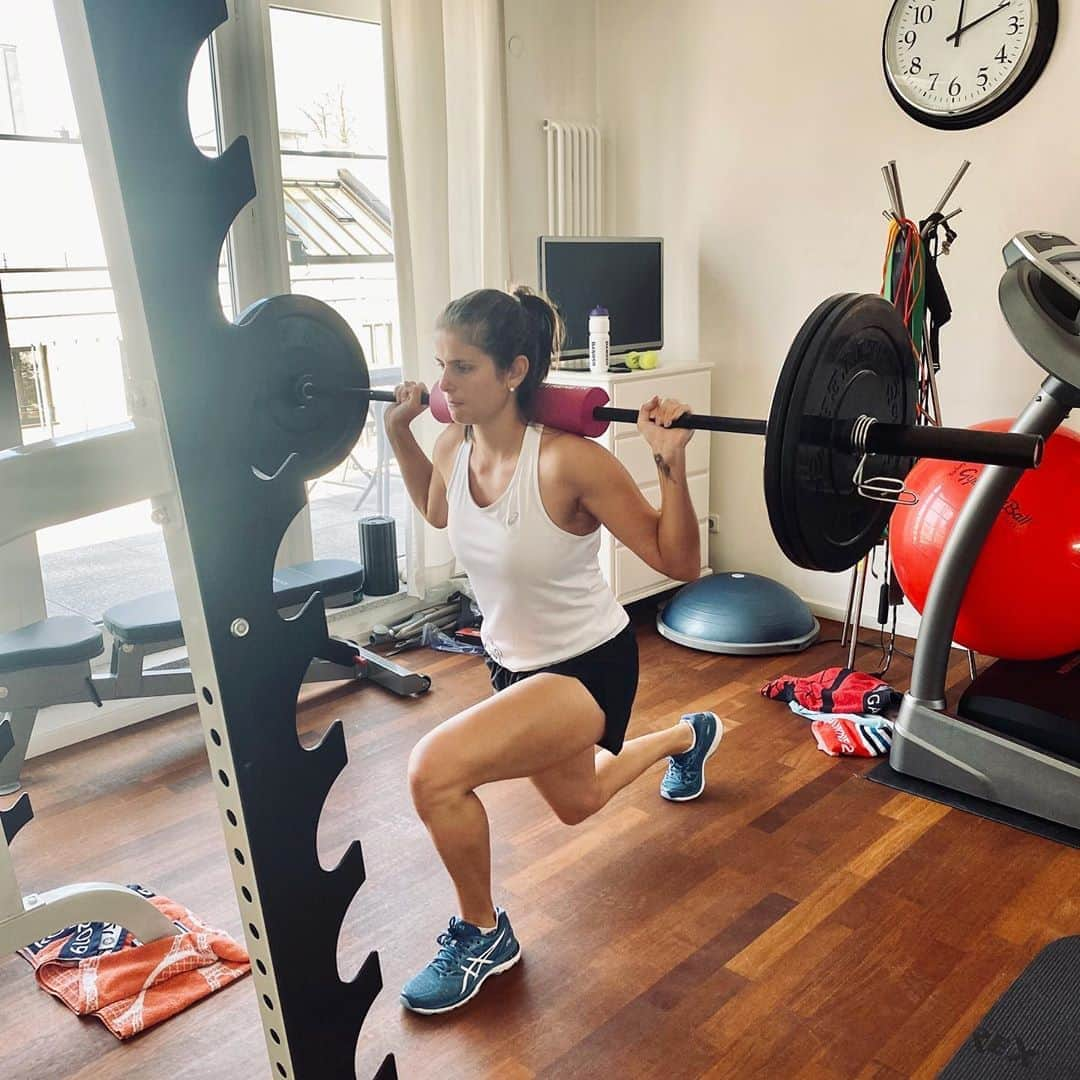 ユリア・ゲルゲスさんのインスタグラム写真 - (ユリア・ゲルゲスInstagram)「Happy Friday Everyone ☀️ try to stay active and motivated during these times! #postivevibes #moveyourbody #teamjule 💪🏼」4月24日 23時26分 - julia.goerges