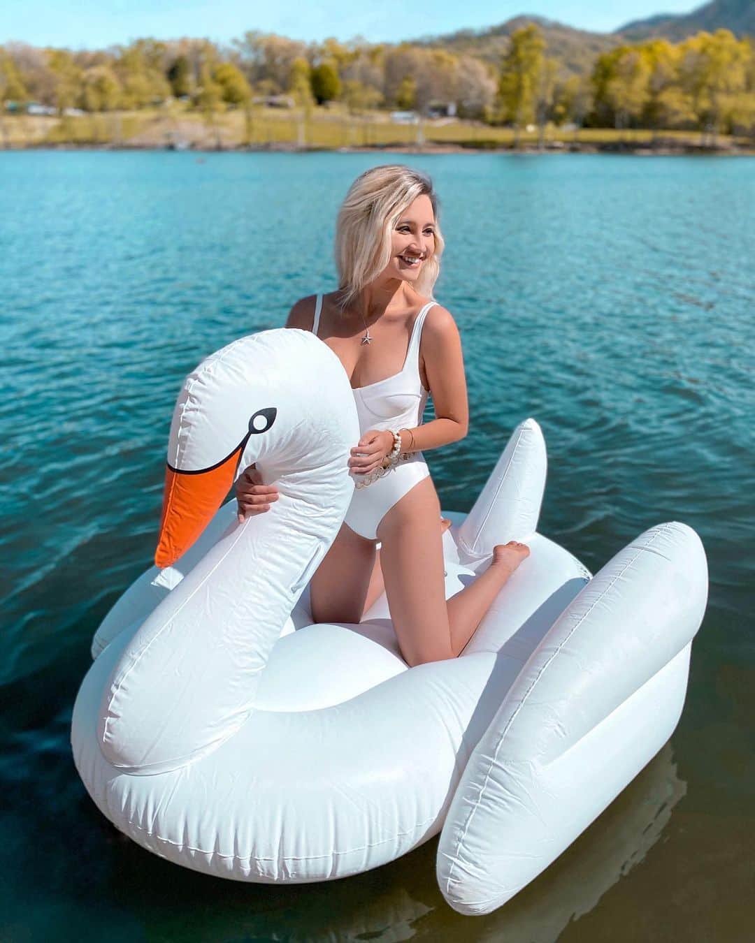 サシャ・カリスのインスタグラム：「Swana party? @funboy ✨ What’s your best swan pun/joke? ⬇️」