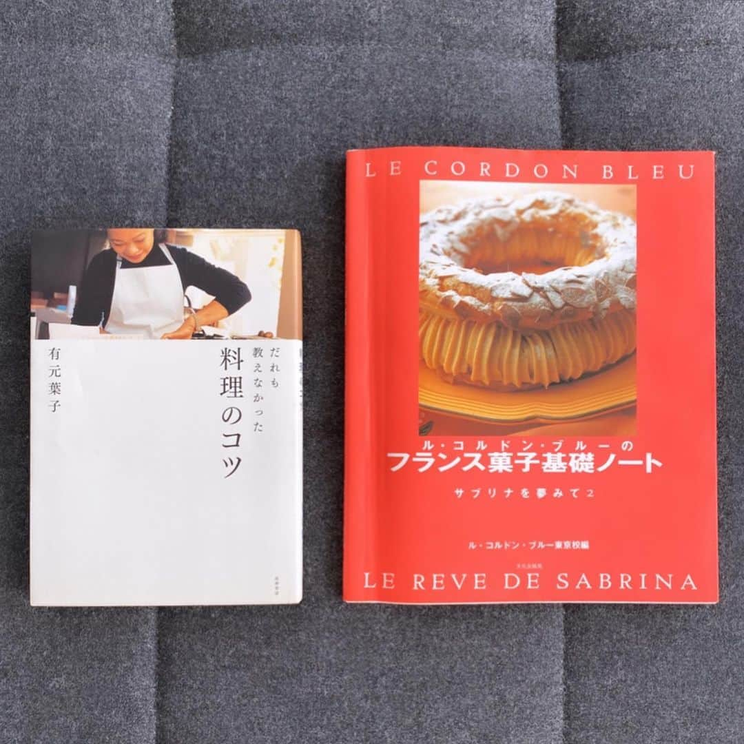 春香さんのインスタグラム写真 - (春香Instagram)「私の好きな料理本リレー　@ryourinohon  のバトンを受け取りました😊  奇遇にも同じタイミングで大好きなモデルのお2人からバトンを頂きました。 好きなお2人に思い出して貰えるなんて、こんな嬉しい事はありません😆  最初にお会いした時から、ずっと優しくてあたたかいお人柄の松本孝美さん。いつもインスタで拝見しているお料理や器が素敵です。@t_mimi1414  同世代のモデルの中でもナチュラルでカッコいい佇まいが魅力的な渡辺佳子ちゃん。同じ小1の男の子のママです。@yoshicowatanabe  さて、私がご紹介する書籍はこの2冊です。 ・誰も教えなかった料理のコツ 有元葉子　著　筑摩書房  レシピ本と言うよりは読み物です。 タイトル通り、誰も教えてくれなかった！コツをまるで母が娘に教えるようにさっぱりと的確に教えてくれます。レシピ本の行間をあえて読んでいるような料理本。写真少なめで読み応えがあるのも好き。料理はセンスより、コツ？と思わざるを得ない内容です。  2冊目は、 ・ル・コルドンブルーのフランス菓子 基礎ノート　サブリナを夢見て2 ル・コルドンブルー東京　著 文化出版局@books_bunka  もう随分と昔、フランス菓子に憧れて通ったル・コルドンブルー東京のお菓子本。教材とは別に参考書として使用しており、私にとっては懐かしくて大切な本です。 シンプルで伝統的なフランス菓子のレシピが家庭用に分かりやすく紹介されています。マドレーヌなんて、何度作ったことでしょう😌 フランス菓子と共にフランスへ旅に出かけたような気持ちになります🇫🇷 私からのバトンは、世界中の有名な料理人の方々とも親交が深く、ご自宅での手作りのお料理・お菓子もいつも素敵なフードコーディネーターの松本美保さんへ。@miho_pr  #料理本リレー」4月24日 23時21分 - haruka__official