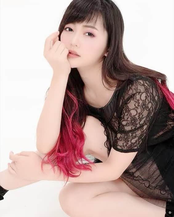 山口愛実のインスタグラム：「過去を振り返る 2015年  めっちゃハスキーボイスで歌上手い人 彼氏のことツレって言う人 鍛高譚ロックでって言う人 雨の日子猫拾う人  #実際はめっちゃ声高い #音痴 #お酒もそんな飲まない #彼氏のことは主にさん付け #義理のお母さんに連獅子？って言われたやつ #子猫も大猫も雨でも晴れでも拾う人」