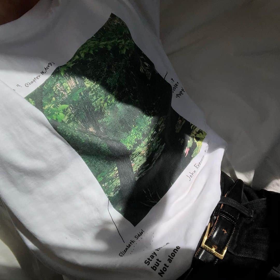 山本奈衣瑠さんのインスタグラム写真 - (山本奈衣瑠Instagram)「コロナ感染に伴う自粛要請に応じて企画された﻿ クリエイターと人々を繋げるプロジェクトに﻿ 参加しています。﻿ ﻿ 自分がデザインしたTシャツが届いたので﻿ 着てみたよ〜！🤸🏻‍♂️﻿ ﻿ 携帯で撮った写真に﻿ 手書きのメモを入れたデザインです✍🏼﻿ ﻿ お散歩した時に見たこの場所が﻿ ミレイの『オフィーリア』に見えて﻿ でもそこには必要なものが﻿ なかったので私が書いておきました🌿﻿ ﻿ 私は絵画がとっても大好きで﻿ 自分の好きな人の画集や本を読んだり﻿ この架空のオフィーリアみたいに﻿ ありもしない想像をずーーと考えたり﻿ するのが楽しくて大好きですっ👼🏼笑﻿ ﻿ ﻿ 今はずっとお家だし﻿ 楽しい事考えましょうとか言われても﻿ うるせえ！今日は無理！って時もあるよねー﻿ 私はめちゃくちゃあるよちなみに🤚🏻﻿ でも怒ったり悲しんだりする事は﻿ 悪くないしそれも自分の気持ちだから﻿ 今のその自分も忘れない様に覚えとく✍🏼﻿ ﻿ 昨日は大切な誰かの為に🌍﻿ 今日はわがままな怒ってる自分の為だけに🎂﻿ 色んな日を過ごす自分の時間が﻿ なるべく良くなりますように﻿ 私は(私の為にも笑)自分が楽しい瞬間を詰めた﻿ Tシャツをつくりました。﻿ ﻿ 何も考えず自分の部屋に引きこもって﻿ 好きな事だけ考えてたら朝になってた〜笑﻿ みたいな日に着たいな🕊﻿ (し、それで朝になっちゃう自分を許したい笑)﻿ ﻿ サイズ感の動画を撮ったのでまた投稿します﻿ 文がながーい﻿  #stayhomeproject」4月24日 23時24分 - nairuuuu
