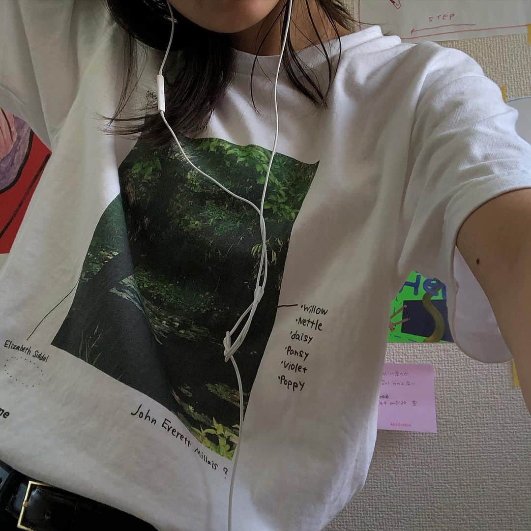山本奈衣瑠さんのインスタグラム写真 - (山本奈衣瑠Instagram)「コロナ感染に伴う自粛要請に応じて企画された﻿ クリエイターと人々を繋げるプロジェクトに﻿ 参加しています。﻿ ﻿ 自分がデザインしたTシャツが届いたので﻿ 着てみたよ〜！🤸🏻‍♂️﻿ ﻿ 携帯で撮った写真に﻿ 手書きのメモを入れたデザインです✍🏼﻿ ﻿ お散歩した時に見たこの場所が﻿ ミレイの『オフィーリア』に見えて﻿ でもそこには必要なものが﻿ なかったので私が書いておきました🌿﻿ ﻿ 私は絵画がとっても大好きで﻿ 自分の好きな人の画集や本を読んだり﻿ この架空のオフィーリアみたいに﻿ ありもしない想像をずーーと考えたり﻿ するのが楽しくて大好きですっ👼🏼笑﻿ ﻿ ﻿ 今はずっとお家だし﻿ 楽しい事考えましょうとか言われても﻿ うるせえ！今日は無理！って時もあるよねー﻿ 私はめちゃくちゃあるよちなみに🤚🏻﻿ でも怒ったり悲しんだりする事は﻿ 悪くないしそれも自分の気持ちだから﻿ 今のその自分も忘れない様に覚えとく✍🏼﻿ ﻿ 昨日は大切な誰かの為に🌍﻿ 今日はわがままな怒ってる自分の為だけに🎂﻿ 色んな日を過ごす自分の時間が﻿ なるべく良くなりますように﻿ 私は(私の為にも笑)自分が楽しい瞬間を詰めた﻿ Tシャツをつくりました。﻿ ﻿ 何も考えず自分の部屋に引きこもって﻿ 好きな事だけ考えてたら朝になってた〜笑﻿ みたいな日に着たいな🕊﻿ (し、それで朝になっちゃう自分を許したい笑)﻿ ﻿ サイズ感の動画を撮ったのでまた投稿します﻿ 文がながーい﻿  #stayhomeproject」4月24日 23時24分 - nairuuuu
