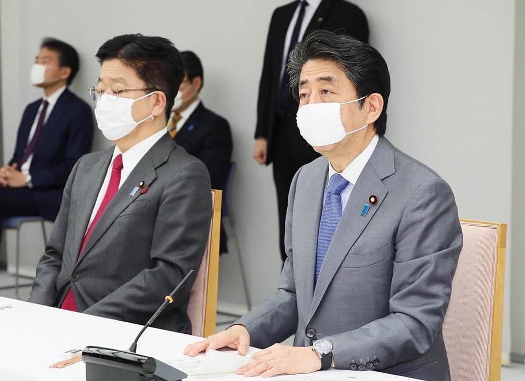 のインスタグラム：「#repost @kantei ・・・ 新型コロナウイルス感染症対策本部における #安倍総理 の #メッセージ  今この瞬間も、一人でも多くの命を守るため全力を尽くしてくださっている、医療現場の皆さんに、改めて、心から感謝申し上げます。皆さんの感染予防に万全を期すために、一つでも多くの医療防護具を現場に届ける必要があります。 サージカルマスクについては、既に５，８００万枚を都道府県に配布してきたところでございますが、今月中に更に１，５００万枚を配布します。医療用ガウンなども感染者数の多い都道府県を中心に配布を開始していますが、今月中にＮ９５などの高性能マスク１５０万枚、医療用ガウン１３０万枚、フェイスシールド１９０万枚を、全国に配布し、物資不足に直面している医療機関に速やかに届けたいと考えています。 加えて、感染者の治療や検査に当たっている病院においては、院内感染の防止を更に徹底していただくため、今後、医療防護具を、国が、直接、優先的に提供することとします。そのためのウェブを活用した状況把握システムの構築、体制整備を早急に進めてください。 政府として、これまでも、産業界の全面的な協力を得て、医療防護具の国内増産などに取り組んできましたが、まだ物資不足は、大変厳しい状況にあります。こうした中でも、ウイルスとの戦いの最前線である医療現場に、一つでも多くの医療防護具を届けるため、政府の総力を結集してください。 また、新型コロナウイルスの感染拡大に伴い、学校等の休業や外出自粛が継続する中で、生活不安やストレスによる児童虐待、ＤＶ（ドメスティック・バイオレンス）被害等のリスクが高まっています。社会不安が高まる中で、社会的に弱い立場にある人々をしっかりと守っていくことが政府の務めです。 このため、児童虐待防止対策については、何よりも子供の命を守ることを最優先に、様々な地域ネットワークを総動員して、子供や家庭の状況を定期的に把握することについて、厚生労働大臣を中心に各大臣がしっかりと協力して、取り組んでください。 ＤＶ防止対策についても、４月２０日から新たな相談窓口を設置しました。０１２０－２７９－８８９、フリーダイヤルつなぐ・はやくです。来週、２９日からは２４時間対応といたします。児童相談所虐待対応ダイヤル１８９、いちはやくと併せ、周知を図ってまいります。さらに、家族が家に居るため相談しにくいとの声もあることから、電話だけでなく、ＳＮＳやメールによる相談も受け付けます。給付金についても、ＤＶで避難している被害者に直接届くよう、対応してまいります。引き続き、民間シェルター支援の充実を含め、施策の充実に取り組んでください。 児童虐待防止対策とＤＶ防止対策を連携させ、家庭内での暴力の根絶や被害者の支援に向けて、政府を挙げて取組を強化していく必要があります。関係閣僚においては、一層の取組の強化をお願いします。 昨日、地方自治体に対し、自治体の休業要請に応じない事業者に対する特別措置法第４５条に基づく要請や指示を行う際の手続などの方針をお示ししました。引き続き、地方自治体や経済団体等とも緊密に連携して、接触機会の８割削減に向けた取組を加速化させてまいります。 緊急事態を早期に収束させるため、今が非常に重要な時期です。国民の皆様におかれましても、各自治体からの要請を十分に踏まえつつ、先日発表された日常生活に着目した１０のポイントも参考に、接触機会の８割削減に向け、より一層の御協力を何とぞお願い申し上げます。  #新型コロナウイルス感染症 #stayathome #外出自粛 #ThanksHealthHeroes @shinzoabe」