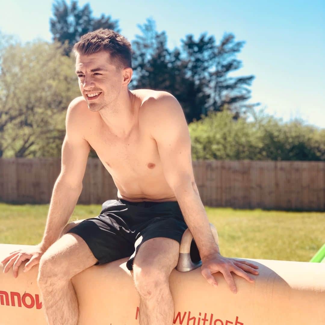 マックス・ウィットロックのインスタグラム：「Actually quite enjoy training outside in the sun ☀️」
