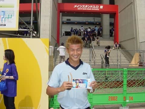 播戸竜二さんのインスタグラム写真 - (播戸竜二Instagram)「『なつかシリーズ①⑨』 ・ 次のワールドカップは、長居スタジアム！今のヤンマースタジアムです！ ・ 2010年に、ここがホームスタジアムになるとは思ってなかったね！（笑） ・ 6月12日。 イングランド🏴󠁧󠁢󠁥󠁮󠁧󠁿vsナイジェリア🇳🇬 ・ 6月14日。 日本🇯🇵vsチュニジア🇹🇳 ・ この試合が唯一の日本代表の試合観戦⚽️ ・ ユース代表や、ガンバで一緒にプレーしていた選手達が、この舞台に立っているのかと思うと、悔しい気持ちもあったけど、どちらかというと、日本国民として日本代表を応援したっていう感じやったね！ ・ こんな舞台でプレー出来るって最高やな！サッカーって最高やな！俺もココに立ちたい！日本代表を目指そう！って、22歳の俺は、改めて誓いました！✨ ・ 佐伯直哉さんと一緒に見に行ったね！ ・ イングランドは2試合目やったね！ ・ これは木場昌雄さんと行ったと思う👍 ・ 今とは全く違うね。（笑）昌雄！痩せないとね！ ・ これでワールドカップを5試合見たね⚽️ ・ あともう1試合！ さて、どこでしょう？🤔 ・ また明日✋ ・ ・ #日韓ワールドカップ  #2002年 #ペイントしました #なぜかチュニジアの旗 #去年会ったシーマンがGKやったのは嬉しかった #ヒデさんモリシさんのヘディング #嬉しくてチケットと撮りました #黄金世代 #稲本潤一 #小野伸二 #中田浩二 #オーウェンも」4月24日 23時55分 - ryuji_bando