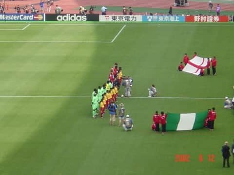 播戸竜二さんのインスタグラム写真 - (播戸竜二Instagram)「『なつかシリーズ①⑨』 ・ 次のワールドカップは、長居スタジアム！今のヤンマースタジアムです！ ・ 2010年に、ここがホームスタジアムになるとは思ってなかったね！（笑） ・ 6月12日。 イングランド🏴󠁧󠁢󠁥󠁮󠁧󠁿vsナイジェリア🇳🇬 ・ 6月14日。 日本🇯🇵vsチュニジア🇹🇳 ・ この試合が唯一の日本代表の試合観戦⚽️ ・ ユース代表や、ガンバで一緒にプレーしていた選手達が、この舞台に立っているのかと思うと、悔しい気持ちもあったけど、どちらかというと、日本国民として日本代表を応援したっていう感じやったね！ ・ こんな舞台でプレー出来るって最高やな！サッカーって最高やな！俺もココに立ちたい！日本代表を目指そう！って、22歳の俺は、改めて誓いました！✨ ・ 佐伯直哉さんと一緒に見に行ったね！ ・ イングランドは2試合目やったね！ ・ これは木場昌雄さんと行ったと思う👍 ・ 今とは全く違うね。（笑）昌雄！痩せないとね！ ・ これでワールドカップを5試合見たね⚽️ ・ あともう1試合！ さて、どこでしょう？🤔 ・ また明日✋ ・ ・ #日韓ワールドカップ  #2002年 #ペイントしました #なぜかチュニジアの旗 #去年会ったシーマンがGKやったのは嬉しかった #ヒデさんモリシさんのヘディング #嬉しくてチケットと撮りました #黄金世代 #稲本潤一 #小野伸二 #中田浩二 #オーウェンも」4月24日 23時55分 - ryuji_bando