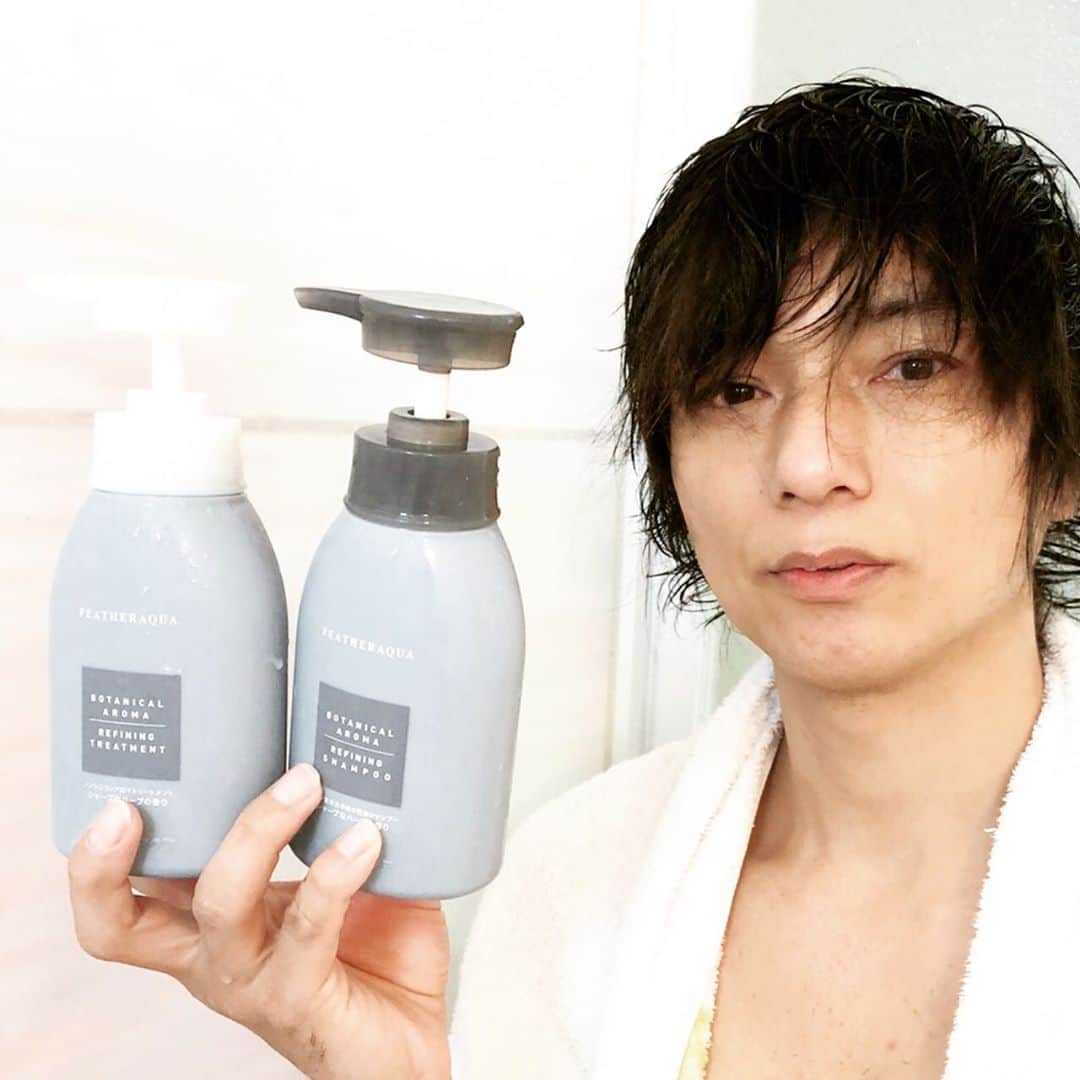 吉田ヒトシのインスタグラム：「こんばんは。 忙しい時は、リラックスすることの大切さを感じます。 ボクのリラックスはなんといってもお風呂。 ということで、フェザーアクアのシャンプー使ってみました。 界面活性剤が入っていないのに泡立ちが良く何より香りが素敵。 しばらくはこれでリラックスできそうです。 ＃フェザーアクア＃オーガニック＃シャンプー＃ヘアケア＃頭皮ケア＃ノンシリコン」