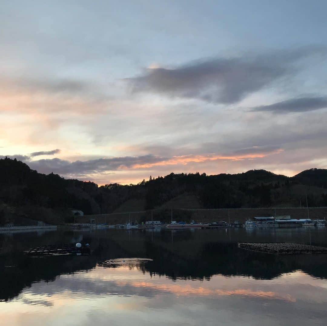 根岸えまのインスタグラム：「今日の夕方。﻿ ﻿ 唐桑のうみが﻿ おだやかに﻿ そこにいて﻿ ﻿ ふと車をとめてしまうくらい﻿ 息を飲むうつくしさ。﻿ ﻿ 鳥の声と﻿ ちいさな波の音と﻿ 自分の存在だけが﻿ そこにあって、﻿ ゆたかさの極み。﻿ ﻿ これからも﻿ ここで生きていきたいな、﻿ と思った瞬間でした。﻿ ﻿ #からくわだいすき ﻿ #最高のぜいたく﻿ #毎日しあわせ﻿ #うみのそばってしあわせ﻿ #おだやかな世界﻿ #からくわ #karakuwa #気仙沼 #kesennuma﻿ #penturn  #半島移住 #移住style﻿ #ペンターン女子 #ペンターン女子の仕事終わり」