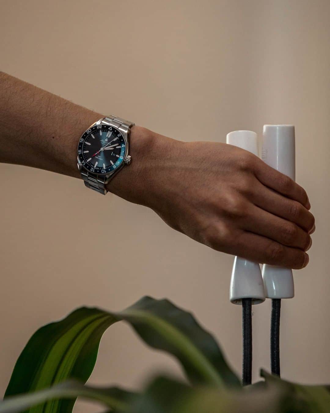 のインスタグラム：「Did you know that this watch is water resistant? ⌚  Don't be scared of ruining it while sweating when you're exercising! 😅  #AlpinaWatches #Alpiner #ReachYourSummit Link with more infos about our watch in bio.」
