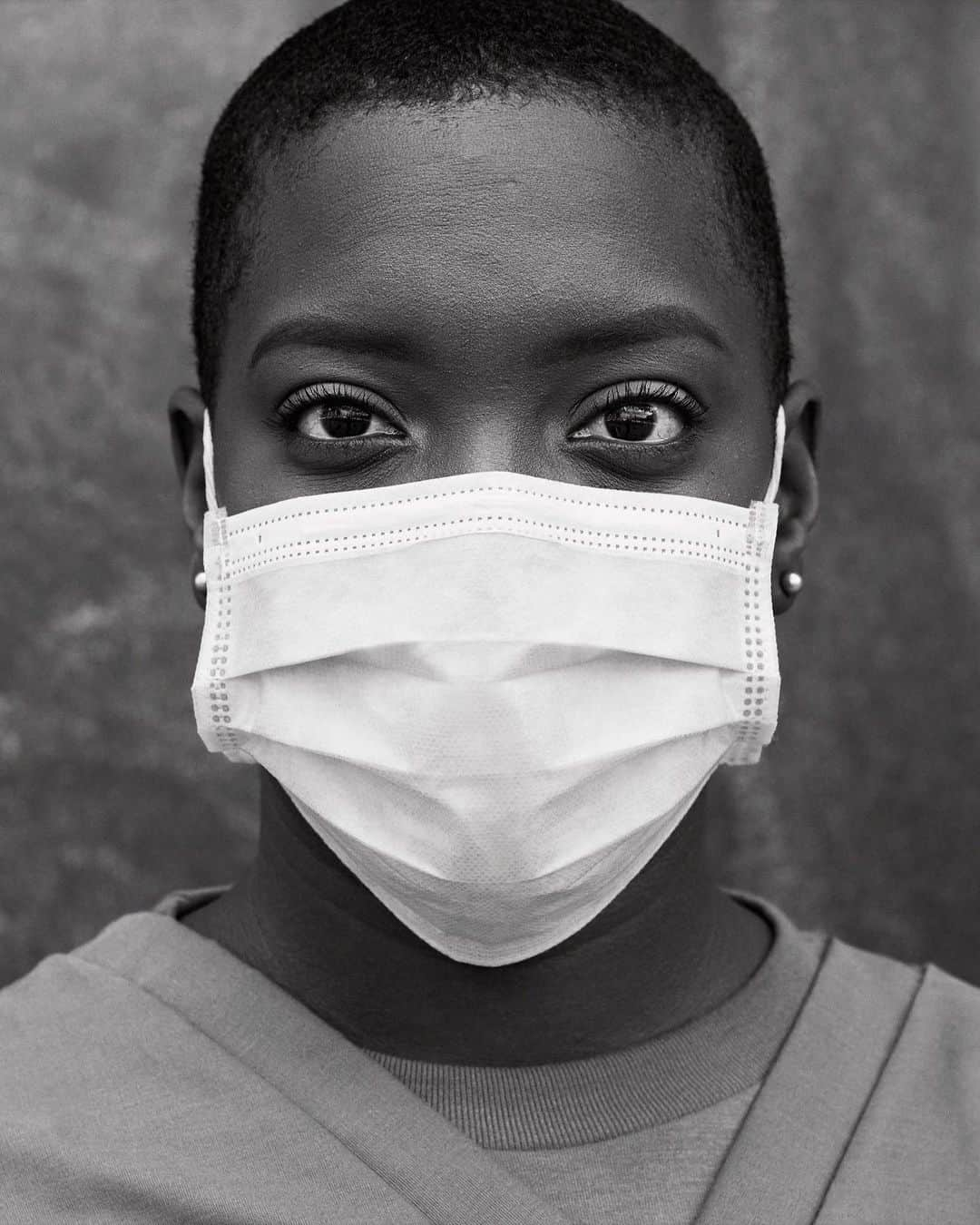 Vogueさんのインスタグラム写真 - (VogueInstagram)「As the coronavirus crisis unfolded, no place was harder hit than New York. Thousands of healthcare workers from all over the country—many of them women—answered the call to assist the city. Tap the link in our bio to see and read a few of their stories, captured just outside the temporary field hospital created within the @javitscenter on Manhattan's west side. Photographed by @ethanjamesgreen」4月25日 0時04分 - voguemagazine