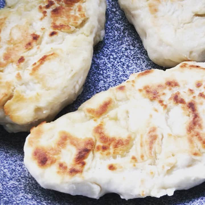 帯広さやかのインスタグラム：「今日は朝起きてパンが食べたいなぁっという気持ちがふつふつわいたので、ナンを焼きました。あって便利なドライイースト🍞サイコーナーーン！」