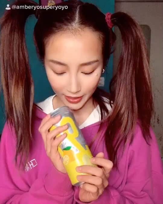安柏兒のインスタグラム：「星期五晚上，你要⋯⋯ 🐱？🍻？ 還是要拿東西砸我？☺️ #weekendmood」