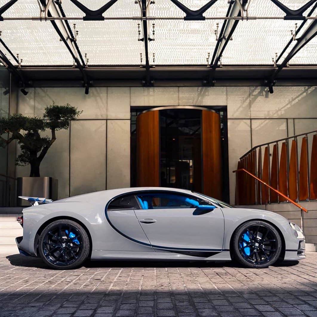 Dirk A. Productionsのインスタグラム：「Rate this Bugatti Chiron color spec from 1-10 using amounts of emoji’s It’s a 💦💦💦💦💦💦💦💦💦💦 for me! #Bugatti #Chiron #Wow #Grey #Wow #NardoGrey #ChinaGrey #Carbon #CarbonFiber #Pic @v12_scl」
