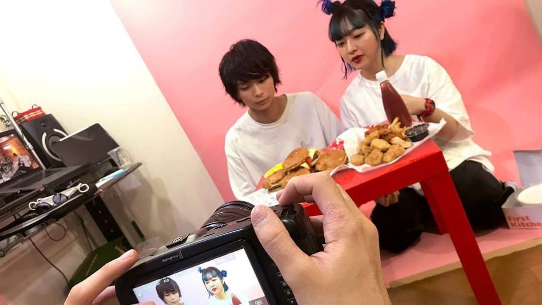 坂本遥さんのインスタグラム写真 - (坂本遥Instagram)「CHAPのトレーラー。 フルVer.はYouTubeからご覧になれます。 ・ めっちゃかぁいい映像になりました😂🍔 ・ エドサリチームの空気はみんなに自慢したいくらい明るくて、その感じが映像に反映されてて観るたびにニヤけちゃいます。すき。 ・ video dir @groupngroupn  makeup @akieshi ・ らぶです！ ・ ・ ・ #CHAP #エドサリ #エドガーサリヴァン  #今日もうちらめんこい」4月25日 0時25分 - retrock_haruka