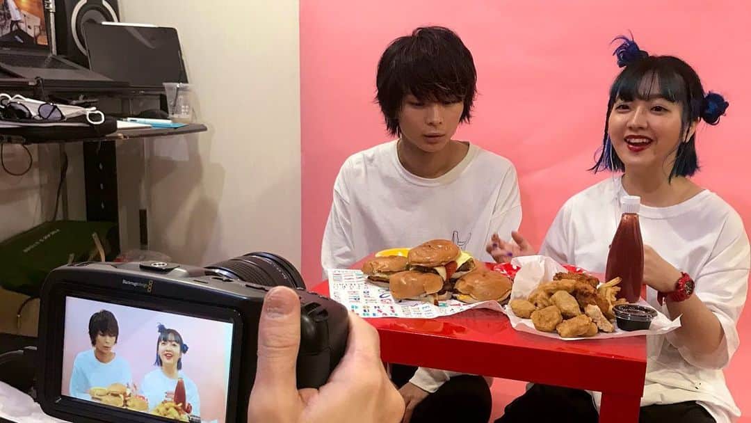 坂本遥さんのインスタグラム写真 - (坂本遥Instagram)「CHAPのトレーラー。 フルVer.はYouTubeからご覧になれます。 ・ めっちゃかぁいい映像になりました😂🍔 ・ エドサリチームの空気はみんなに自慢したいくらい明るくて、その感じが映像に反映されてて観るたびにニヤけちゃいます。すき。 ・ video dir @groupngroupn  makeup @akieshi ・ らぶです！ ・ ・ ・ #CHAP #エドサリ #エドガーサリヴァン  #今日もうちらめんこい」4月25日 0時25分 - retrock_haruka