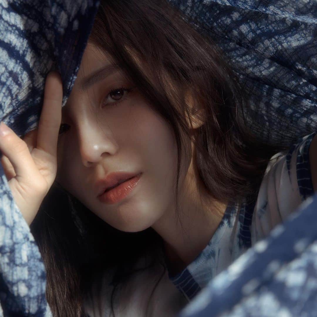 チャン・チュンニンのインスタグラム：「養成環保好習慣  #微博綠色挑戰 #實現綠生活  photography @johnny_lu_studio  makeup @b.e.ll.a.makeup」