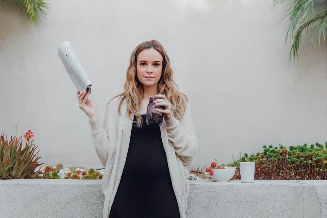 ダニエル・パナベイカーのインスタグラム：「Told my husband I was walking the dog 🤷🏻‍♀️」