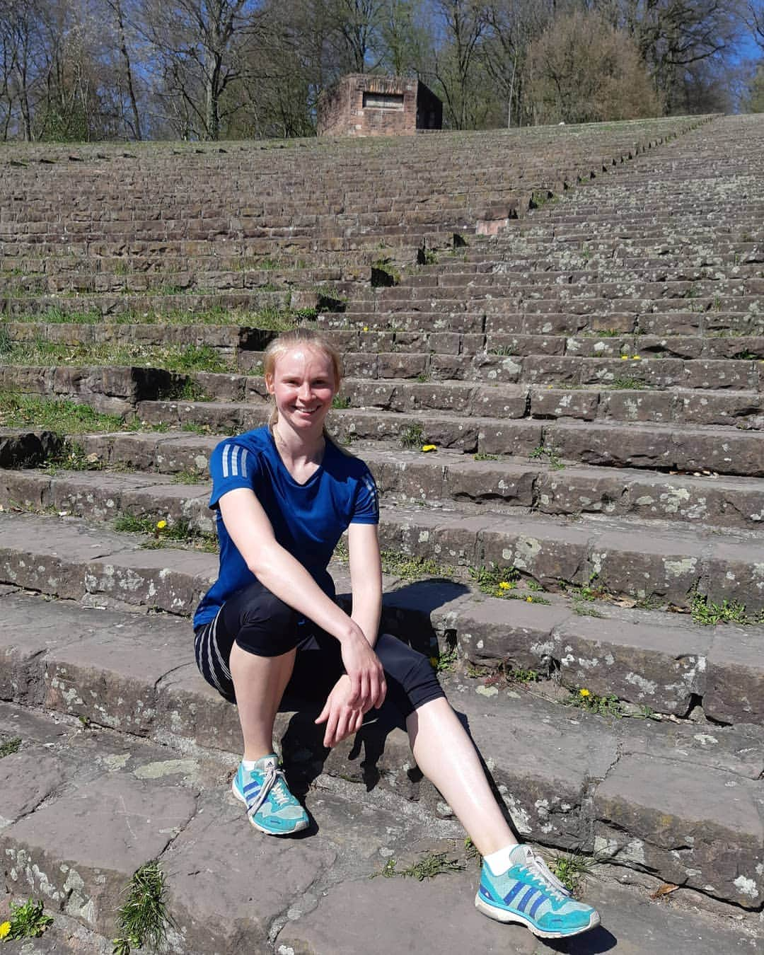 Jessica-Bianca WESSOLLYのインスタグラム：「Die Thingstätte in Heidelberg... eigentlich trainiere ich hier nur im Oktober und November, wenn das Training bekanntlich am anstrengendsten ist. Aber besondere Zeiten bedeuten besondere Maßnahmen und so muss ich mich auch in diesen Wochen den Treppenläufen stellen. Vermisst habe ich die Treppenläufe definitiv nicht 🙈  #adidas #AdiJess #nature #training #staypositive」