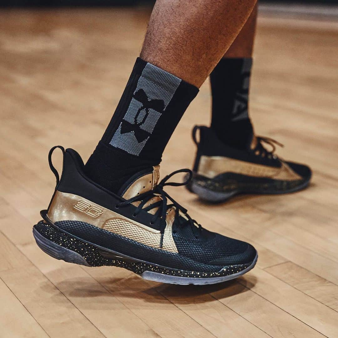 Under Armour Basketballさんのインスタグラム写真 - (Under Armour BasketballInstagram)「No handouts. No free passes. The latest #Curry7 is dedicated to those that “Earn It.” Shop link in bio.」4月25日 1時02分 - uabasketball