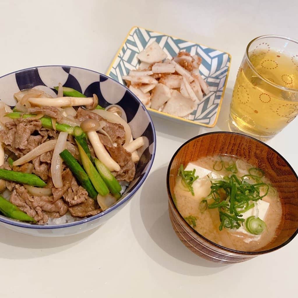 のインスタグラム：「ある日のごはんたち。 ①焼き牛丼、大根梅かつお和え、豆腐と玉ねぎのお味噌汁。牛丼は料理研究家リュウジさんのレシピ（バターで炒めて味付は焼き肉のたれとめんつゆ1:1）が最強に美味しい。しめじとアスパラも入れました。大根のやつは梅干しとかつおぶしと白ごまとお醤油少しで和えたやつ。さっぱりしてて美味。お味噌汁には少し豆板醤入れてピリ辛に。 ②マキシマム野菜炒め、レンチンなす＆えのきのすだち柚子胡椒和え、具無し味噌汁、明太子。マキシマムスパイスの稼働率高し。ポン酢を切らしていたので醤油にすだちの汁ぶっこんで柚子胡椒混ぜたのをなすとえのきにかけたら超美味しい。なんかわからんがお味噌汁だけやる気なくなった。 ③鮭とアスパラと新玉ねぎのホイル焼き、山芋とベーコンのめんつゆ炒め、本タラバガニのケジャン、インスタントお味噌汁（あさげ）。鮭のホイル焼きめちゃくちゃ好きだ。山芋しゃきしゃきでうまい。ケジャンはやがちゃんキムチというお店から取り寄せたよ。タラバのねっとりとした甘みがたまらぬ。お手頃価格ですごく美味しい。この日も味噌汁やる気なし。 #でもあさげうまいよね #うまオーライ」