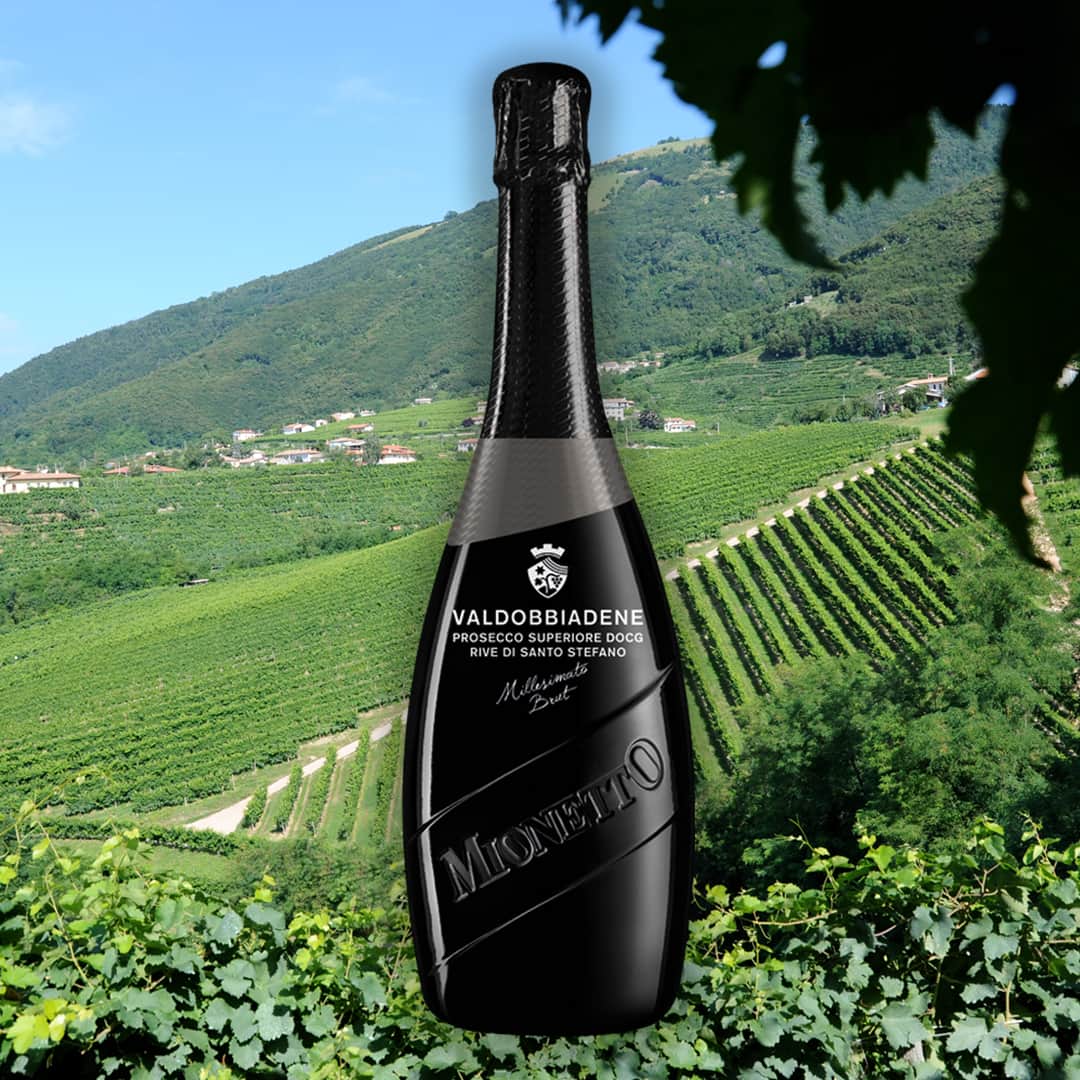 のインスタグラム：「L'area del Prosecco DOCG, con i suoi morbidi profili collinari e le sue caratteristiche climatiche uniche al mondo, produce la migliore espressione qualitativa del Prosecco. Da quest'area proviene il Valdobbiadene DOCG Rive di Santo Stefano Millesimato Brut – Luxury Collection. Gustalo a casa tua, senza costi di spedizione, ordinando online.  Link in bio per acquisti dall’Italia. #mionettoprosecco #iorestoacasa  Bevi Mionetto responsabilmente」