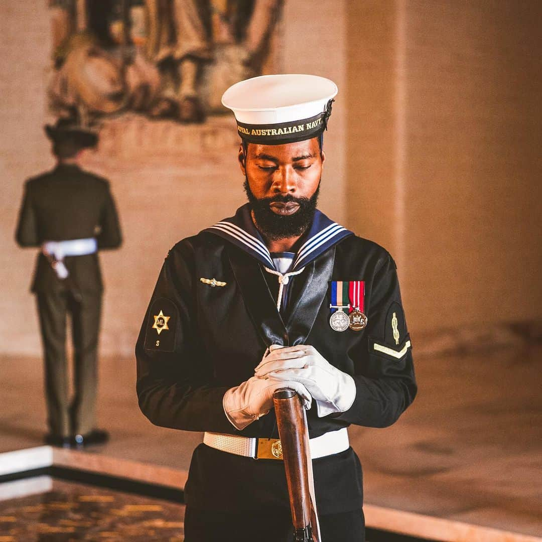 ウィリアム（ケンブリッジ公）さんのインスタグラム写真 - (ウィリアム（ケンブリッジ公）Instagram)「Today, on #AnzacDay, we honour the members of the Australian 🇦🇺 and New Zealand 🇳🇿 Army Corps (ANZAC) who served and died in all wars, conflicts, and peacekeeping operations.  Traditionally this is a day for us to come together in remembrance, but this year people are coming together on Anzac Day to remember in spirit, instead of in person.  This year the Australian War Memorial will be holding a private commemorative ceremony in Canberra — to follow online 🖥️📱 visit @awmemorial to watch the live stream from 5am (AEST) on Saturday 25 April.  In New Zealand the RSA and New Zealand Defence Force are asking the country to unite and #StandAtDawn to take a moment to remember the fallen, and join their special dawn service 📻 from 6am (NZST) — visit @nzdefenceforce to find out more #AnzacAtHome」4月25日 1時00分 - princeandprincessofwales