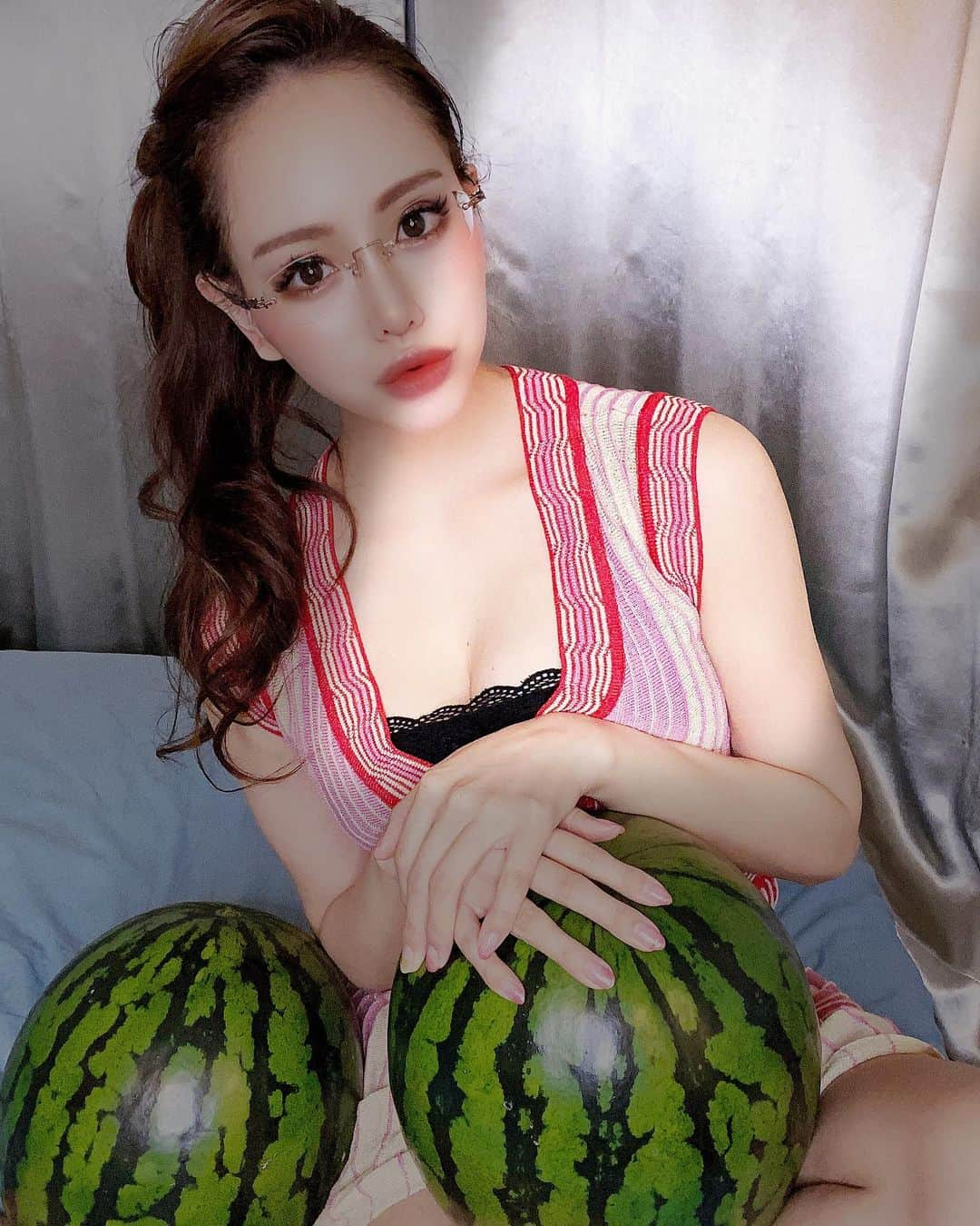 桜ゆみさんのインスタグラム写真 - (桜ゆみInstagram)「. 長野県の松本市もスイカの名産地🍉だよ😆 しってた？🐰✨✨ シレッと7kg玉を2個まとめて買ったのは内緒🤫 .  #はじめて記念日 #初めて記念日 #今年初スイカ #スイカ大好き #スイカの日 #スイカの名産地 #すいかの名産地  #おうち時間 #お家時間 #おうちにいよう  #早く夏になれ  #fabric #新宿ファブリック #ファブリック #ラウンジ #キャバクラ #キャバ嬢 #歌舞伎町 #歌舞伎町キャバ嬢 #桜ゆみ #ColorHasNoGender」4月25日 1時11分 - yumi.sakura1111