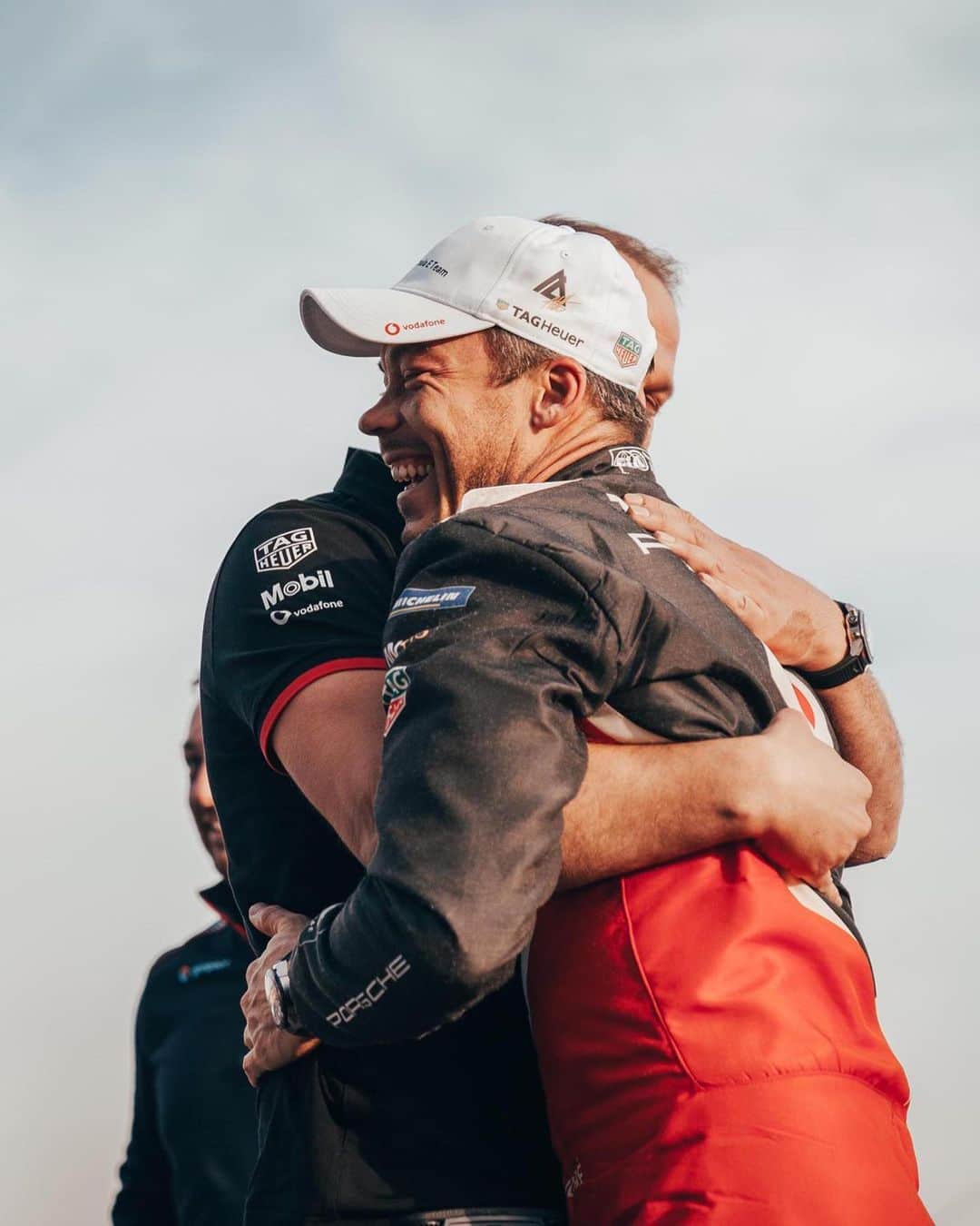 アンドレ・ロッテラーのインスタグラム：「Can’t wait to get back on the track with the guys again, but for now let’s chill and enjoy the first episode about our team journey in #abbfiaformulae so far. You can watch it @tagheuerporschefe  #tagheuerporsche #motivation #series #innerdrive」