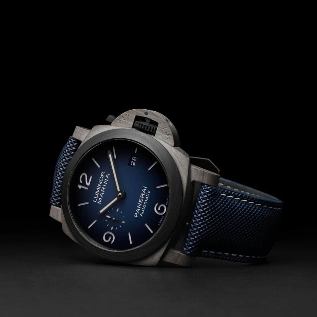 パネライのインスタグラム：「The #Panerai PAM1663 is a core collection piece that features the brand new Fibratech™ that was used in 70th anniversary piece PAM1119 I posted earlier with a few differences. This version has a Carbotech™ bezel and crown guard instead of full Fibratech™. The material, which has been tested in the aerospace industry, was further developed and refined by Panerai in order to give it shape to its watches. Essentially at the core of Fibratech™ is mineral fibers produced by the fusion of Basalt Rocks. If you are unfamiliar with Basalt Rocks, they are the rocks that are left behind by lava from a volcano when it cools rapidly and is very magnesium and iron rich.  Fibers from the basalt rockets are binded with polymer which are made into thin layers which are superimposed in a precise orientation and pressed together with extreme temperature and pressure through a controlled process. The result is a case material, much like Carbotech™ which is very unique and no two watches will have the same pattern. The end result is a beautiful matte grey textured finish.  This piece will be available January of 2021 and will retail at 16,000 USD. Read more at www.PaneraiCentral.com #PaneraiCentral」