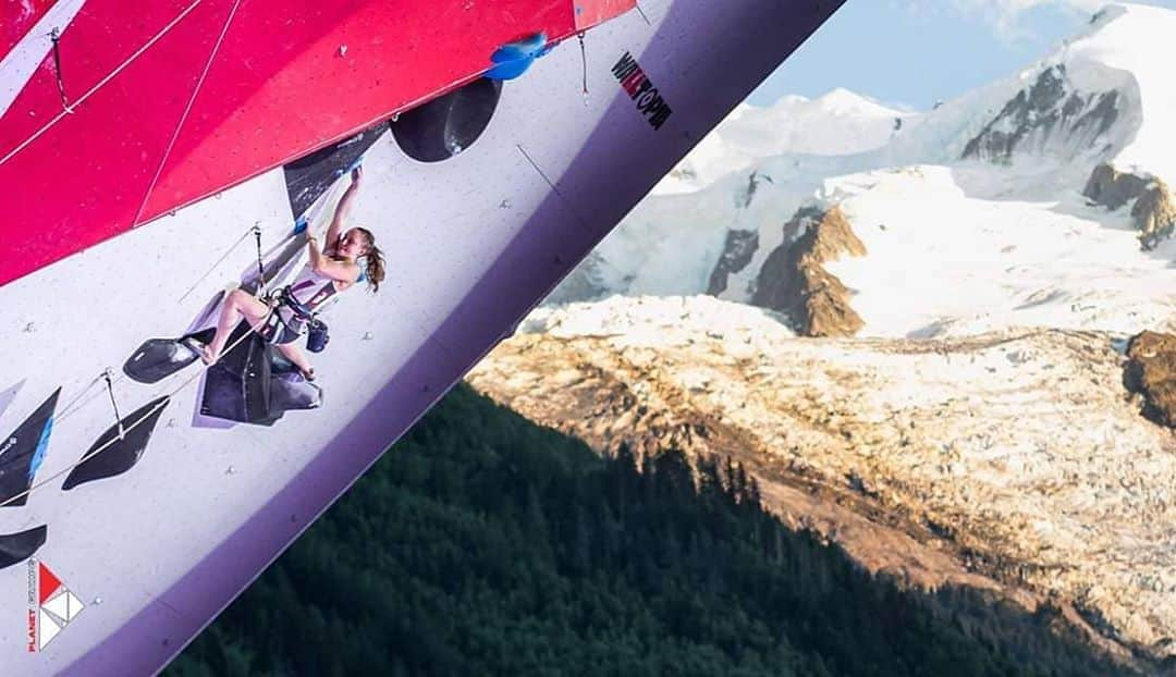 ハンナ・シューベルトさんのインスタグラム写真 - (ハンナ・シューベルトInstagram)「No worldcup climbing next to the beautiful Mont blanc this year 😔 well at least not in July as usual... The Worldcup in Chamonix in summer is always a highlight of the season with a big crowd, an amazing atmosphere and a stunning scenery! It's going to be weird and sad not to be there taking part in this and the 2 other worldcups in villars and briancon that were planned in July... But what can we do🤷‍♀️ Let's just stay positive and hope we can all go back to climbing and having fun at comps together soon🥰 Stay safe and healthy guys ✌️ 📸: @planetgrimpe finals wc chamonix 2018」4月25日 1時30分 - schuberthannah