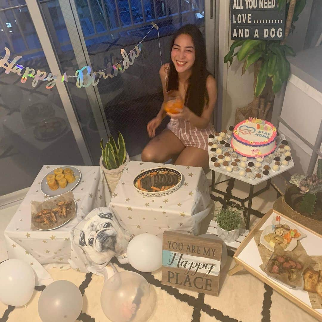 ジョジィのインスタグラム：「Yes I did this all by myself and all this just for me😂😅why not ? I will eat alone and get fat alone too 🤔 Thank you for all the birthday wishes feeling all the love even in this sensitive situation were living now . Thank you THANK YOU!  Here we go 3.3🤪 #neighborscometogetthefood  #stayhome #stayhomebirthday」