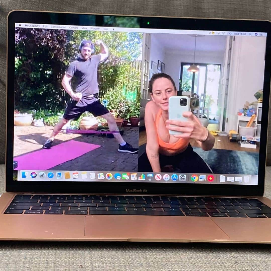 カヤ・スコデラリオさんのインスタグラム写真 - (カヤ・スコデラリオInstagram)「After 5 weeks of isolation anxiety induced eating & sitting, I’m finally ready to let @georgeashwell kick my butt again. He got me into shape for @thecrawlmovie so he should be able to turn the 27 packs of Hob Nobs I have consumed into muscle right?! 👀 - Thank you mate. My mind needed it too. ❤️✌🏻💪🏻」4月25日 2時29分 - kayascods