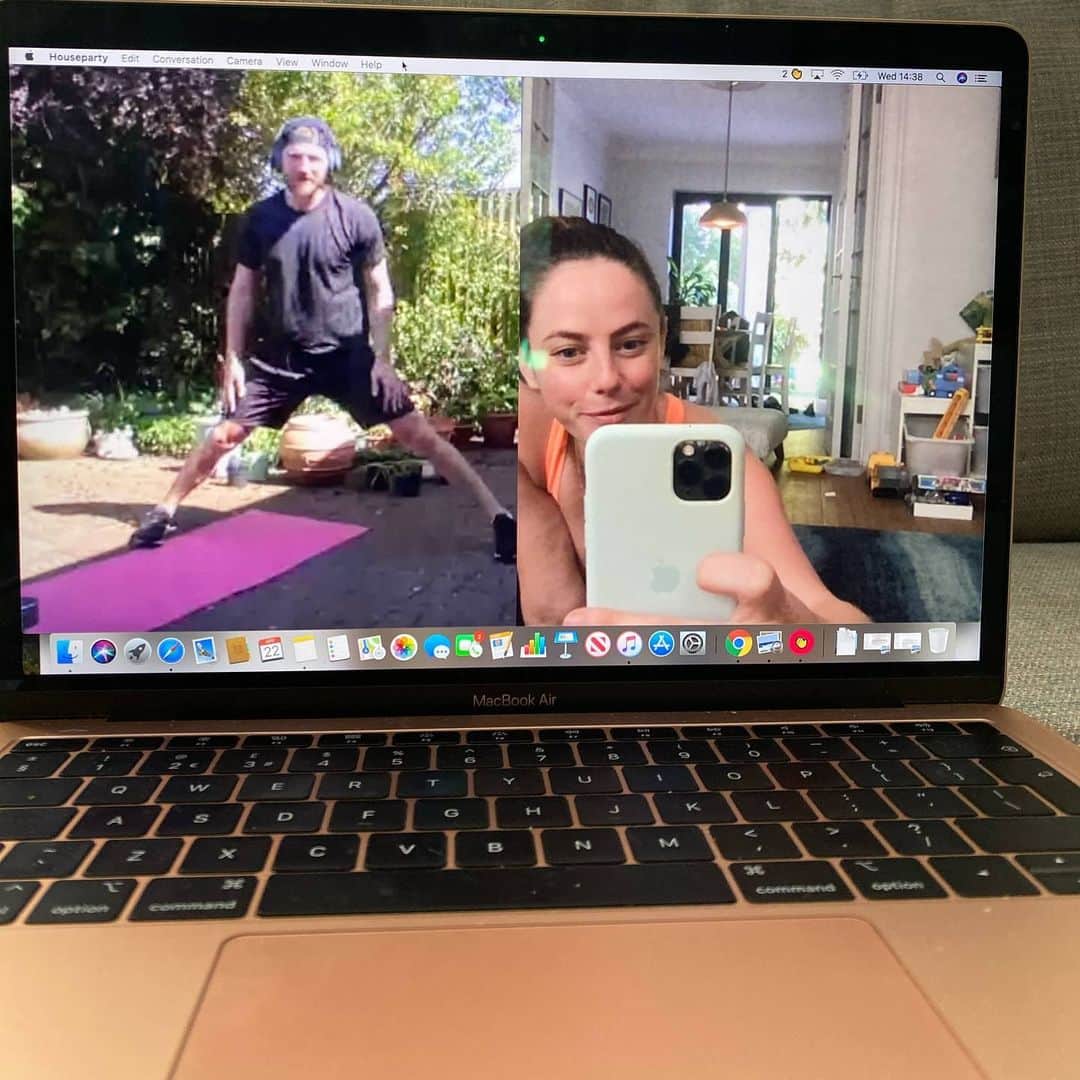 カヤ・スコデラリオのインスタグラム：「After 5 weeks of isolation anxiety induced eating & sitting, I’m finally ready to let @georgeashwell kick my butt again. He got me into shape for @thecrawlmovie so he should be able to turn the 27 packs of Hob Nobs I have consumed into muscle right?! 👀 - Thank you mate. My mind needed it too. ❤️✌🏻💪🏻」