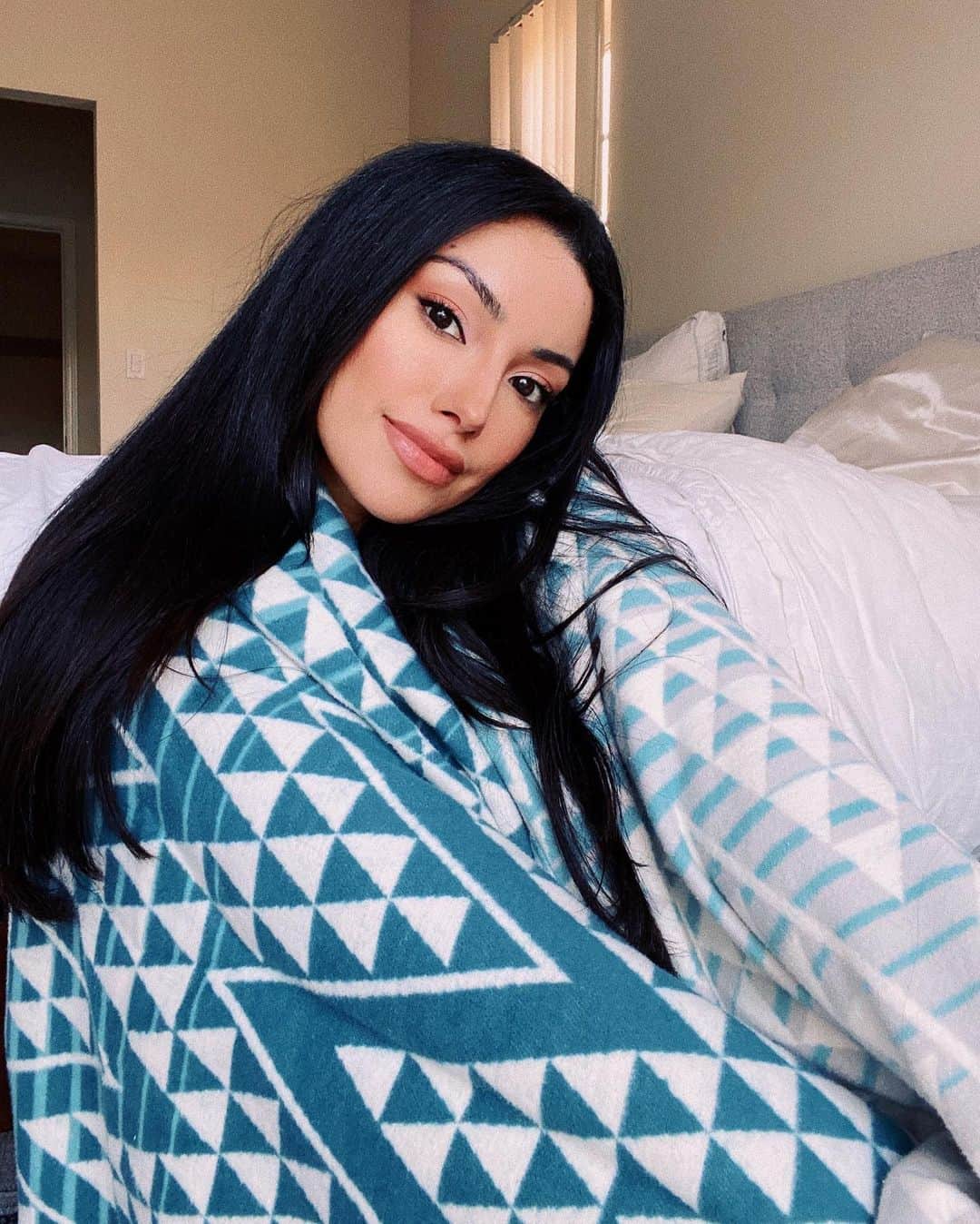ゼリカ・シルバーのインスタグラム：「Although overall crime has declined, domestic violence is on the rise. For domestic violence victims, staying home may not be the safest option. It’s more difficult for domestic violence victims to get help during the pandemic. I am wrapped in this blanket by @threadtalkstrong a small business founded by Hannah Kay, a domestic violence survivor. She donates 10% of proceeds to domesticshelters.org | You can also make a direct donation. Swipe to hear my story.  For any victims and survivors who need support 24/7, call 1-800-799-SAFE (7233) or 1-800-787-3224 for TTY, or if you’re unable to speak safely, you can log onto thehotline.org or text LOVEIS to 22522. | special thanks to @anabelleacosta1 to connecting us 🙏🏽 #threadtalkstrong #domesticviolenceawareness」